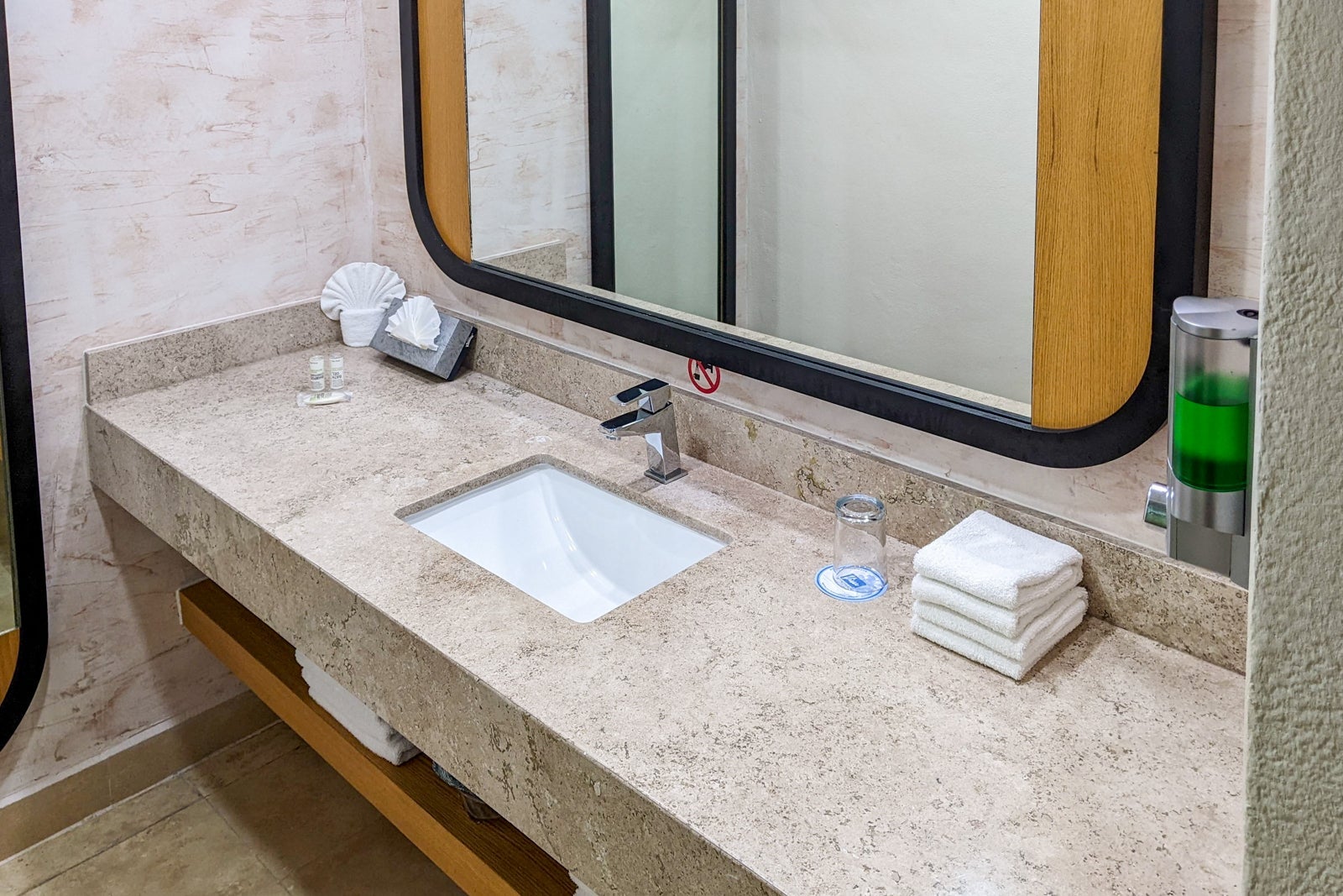 Wyndham Viva Azteca room bathroom