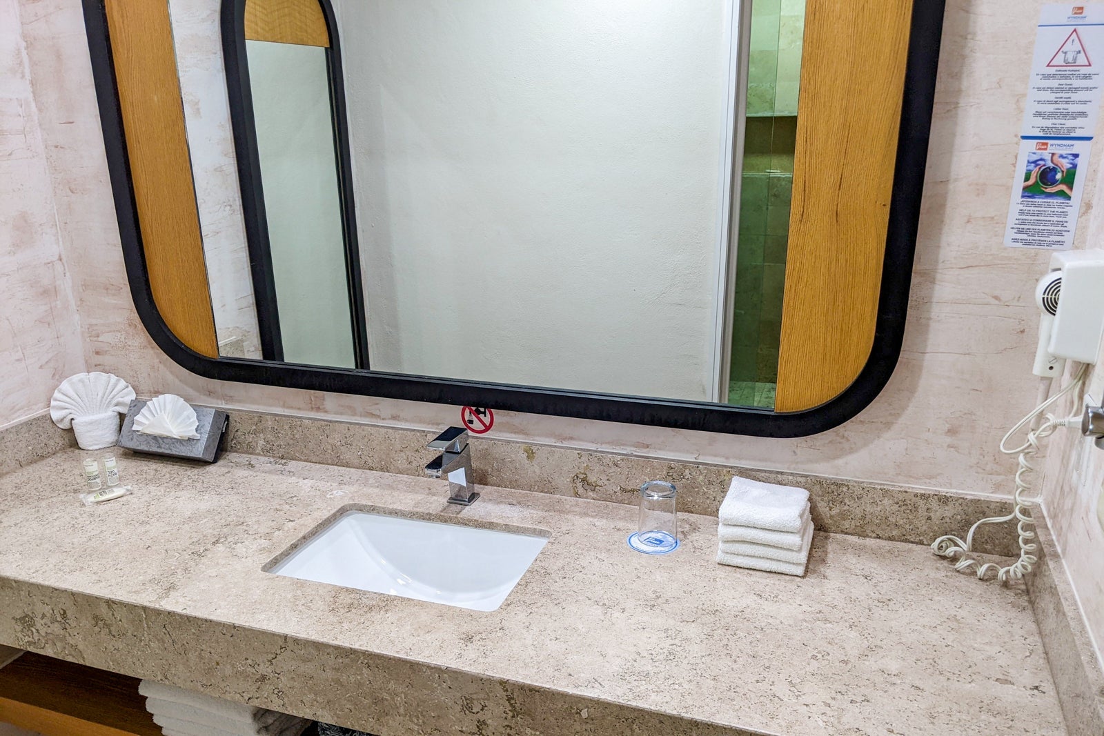 Wyndham Viva Azteca room bathroom