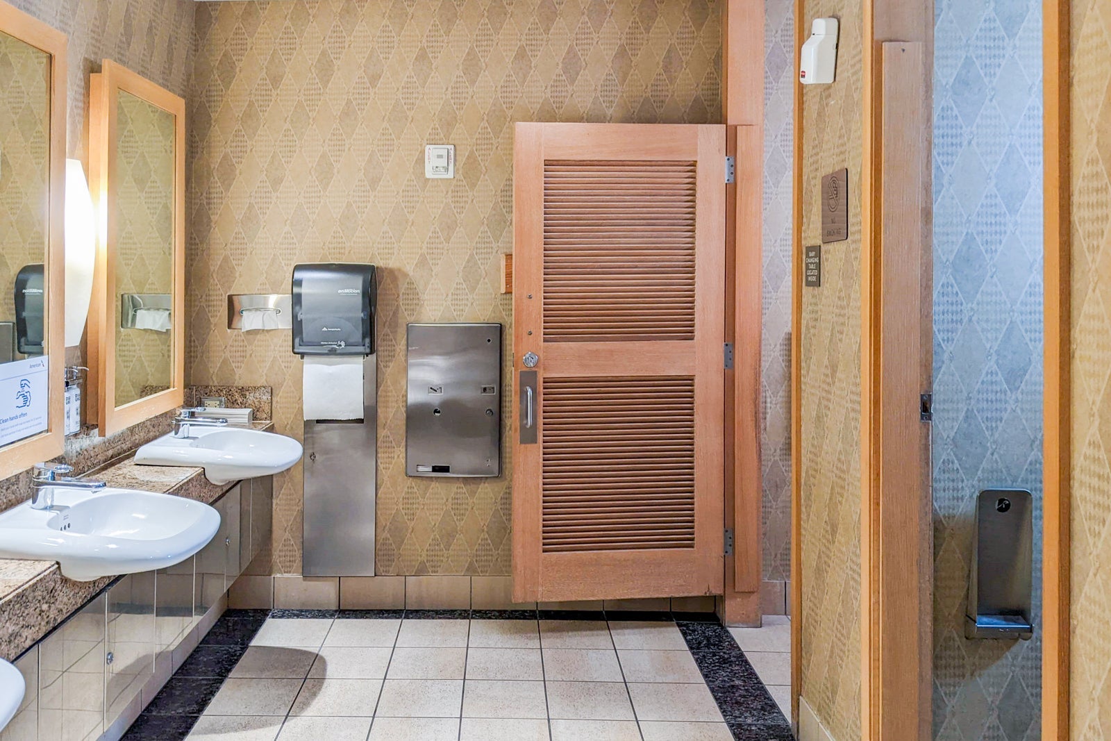 DFW American Airlines Admirals Club Terminal B