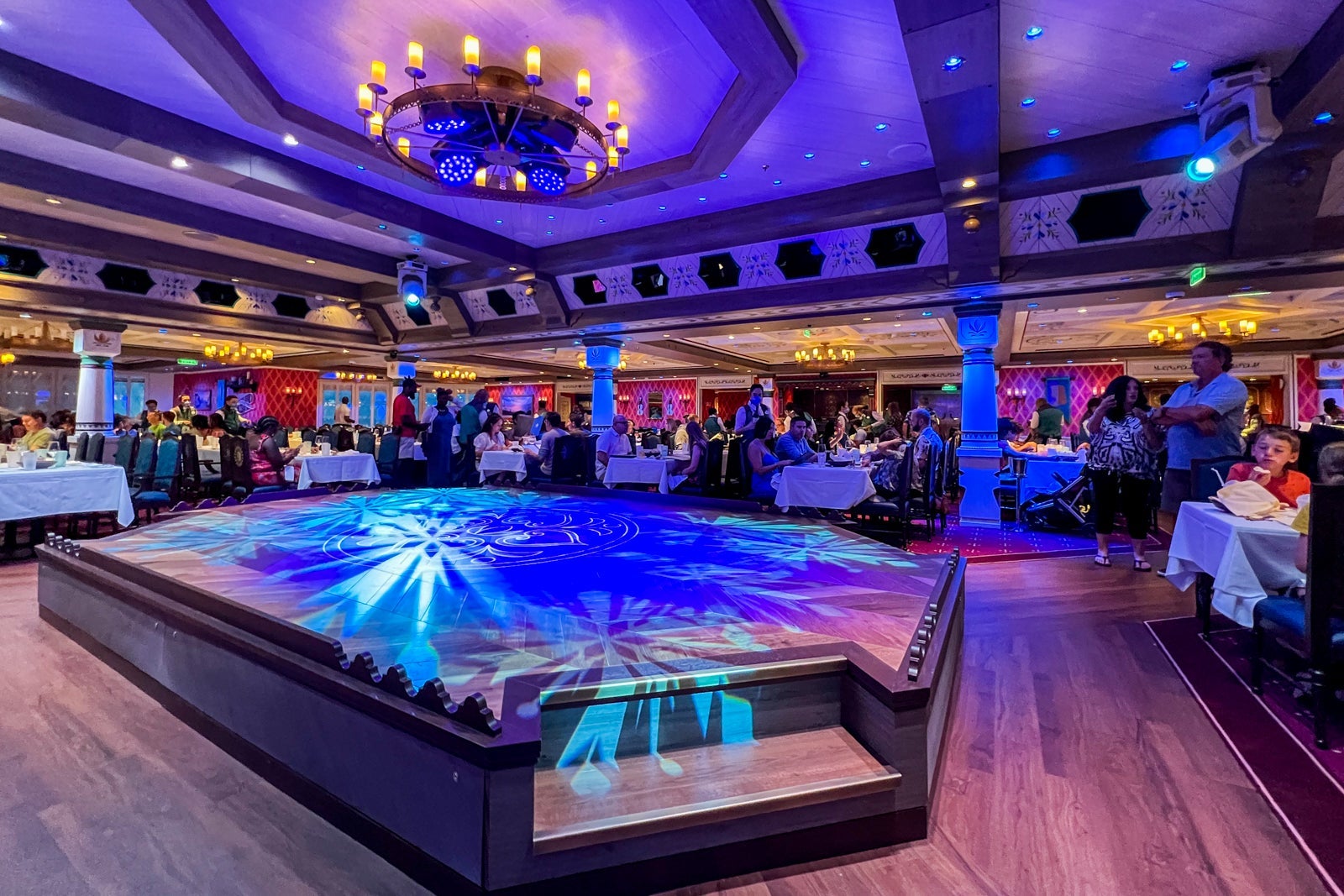 ہمیشہ کے لئے پہلی بار ، ڈزنی ایک منجمد ڈنر شو سمندر میں لاتا ہے - اور ہمیں پہلی نظر ملی