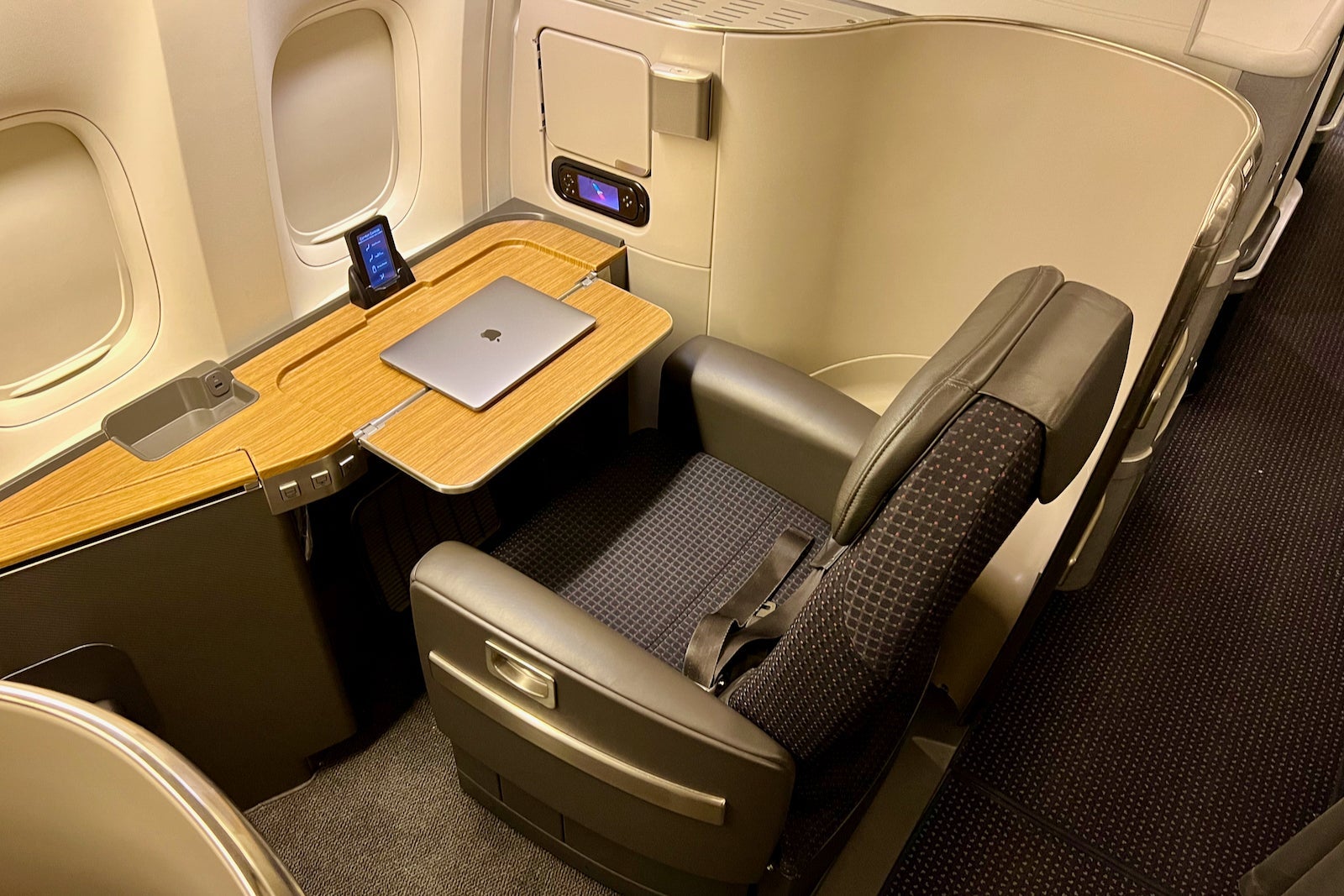 airplane seat w desk