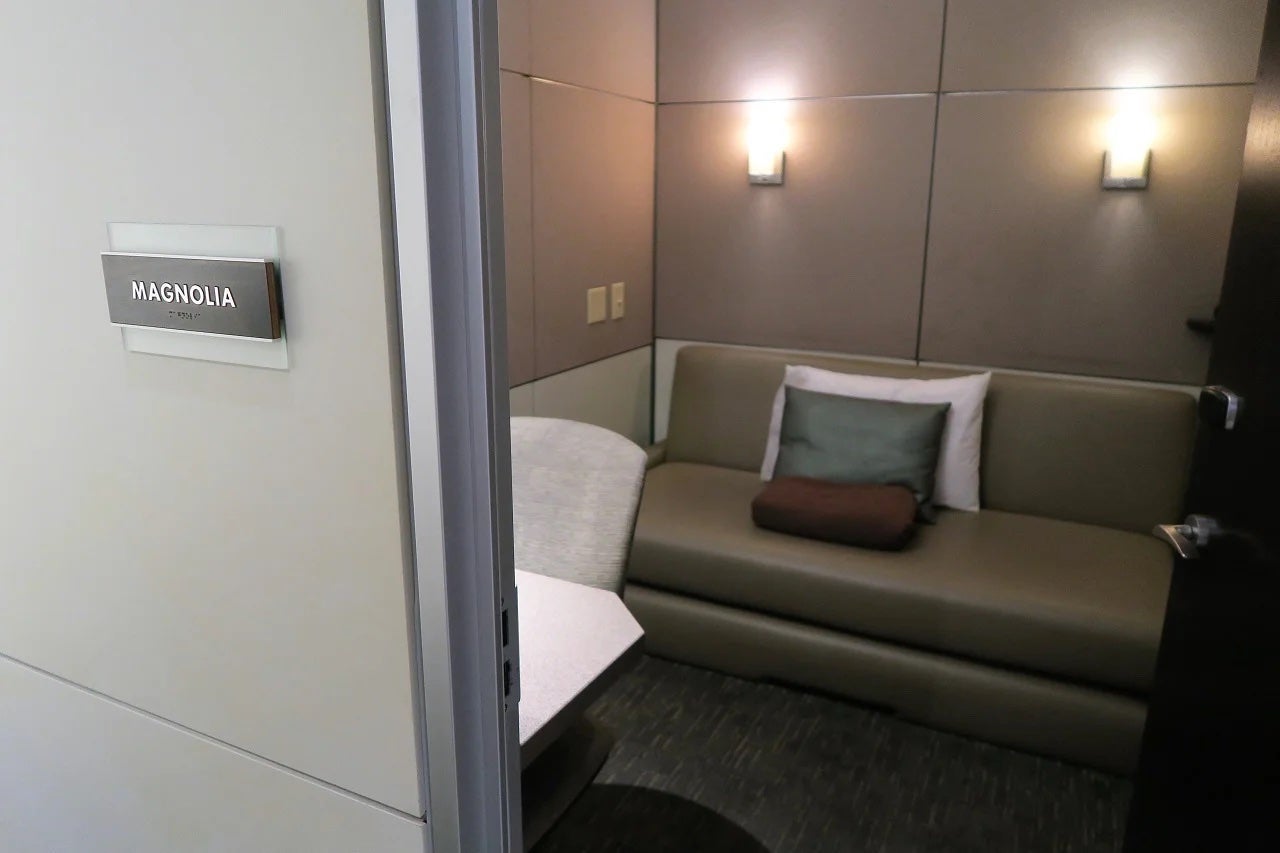 minute suites airport room