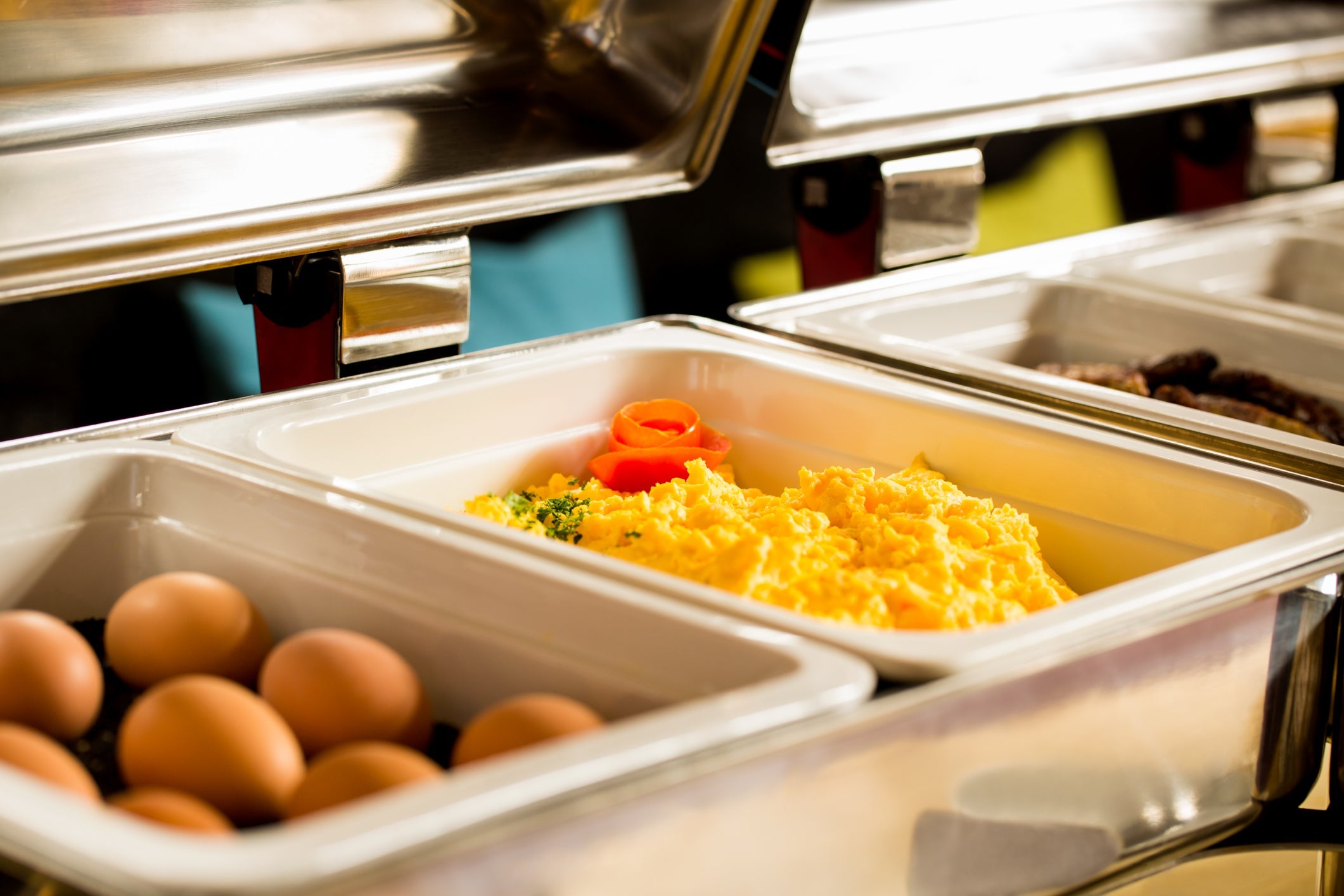 A pan of powdered eggs at a buffet