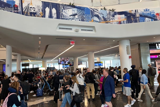 crowd lga terminal b