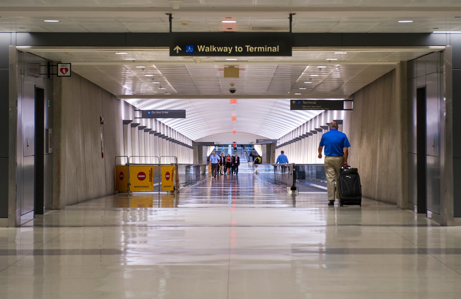 dulles walkway