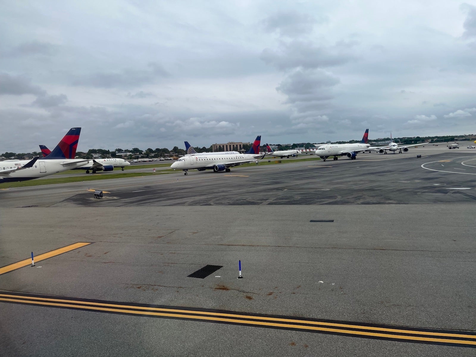 planes traffic lga