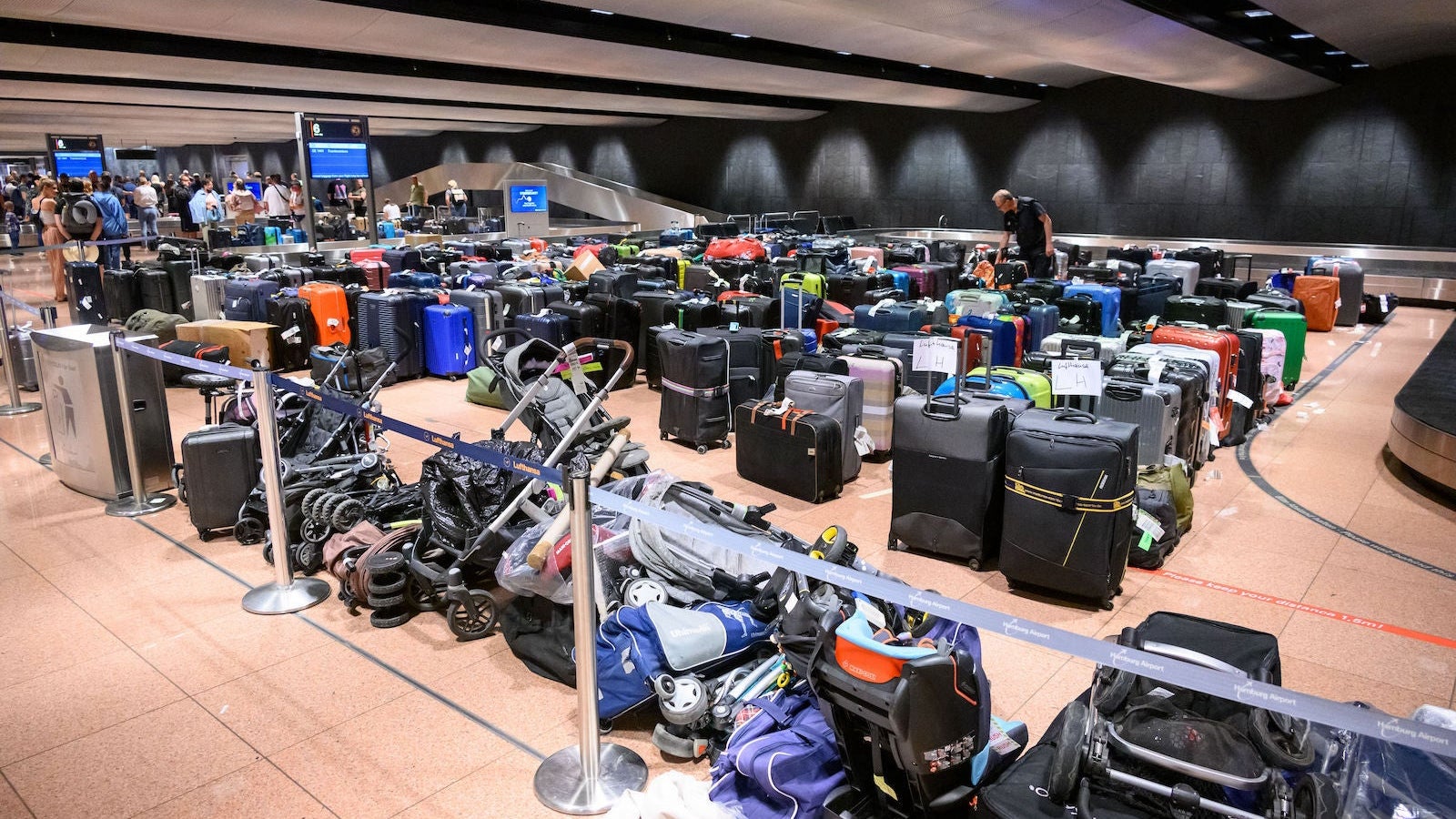 Baggage delivered later jams up at Hamburg Airport