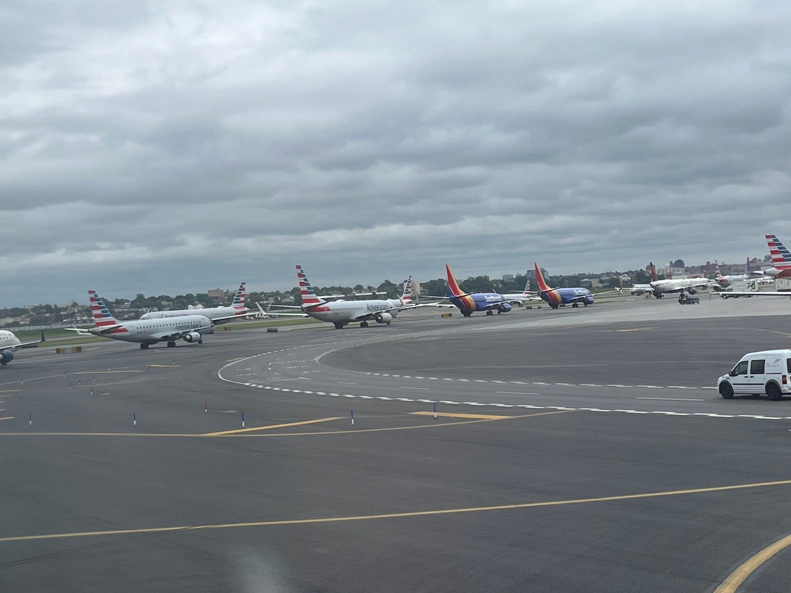 planes at laguardia wait in traffic