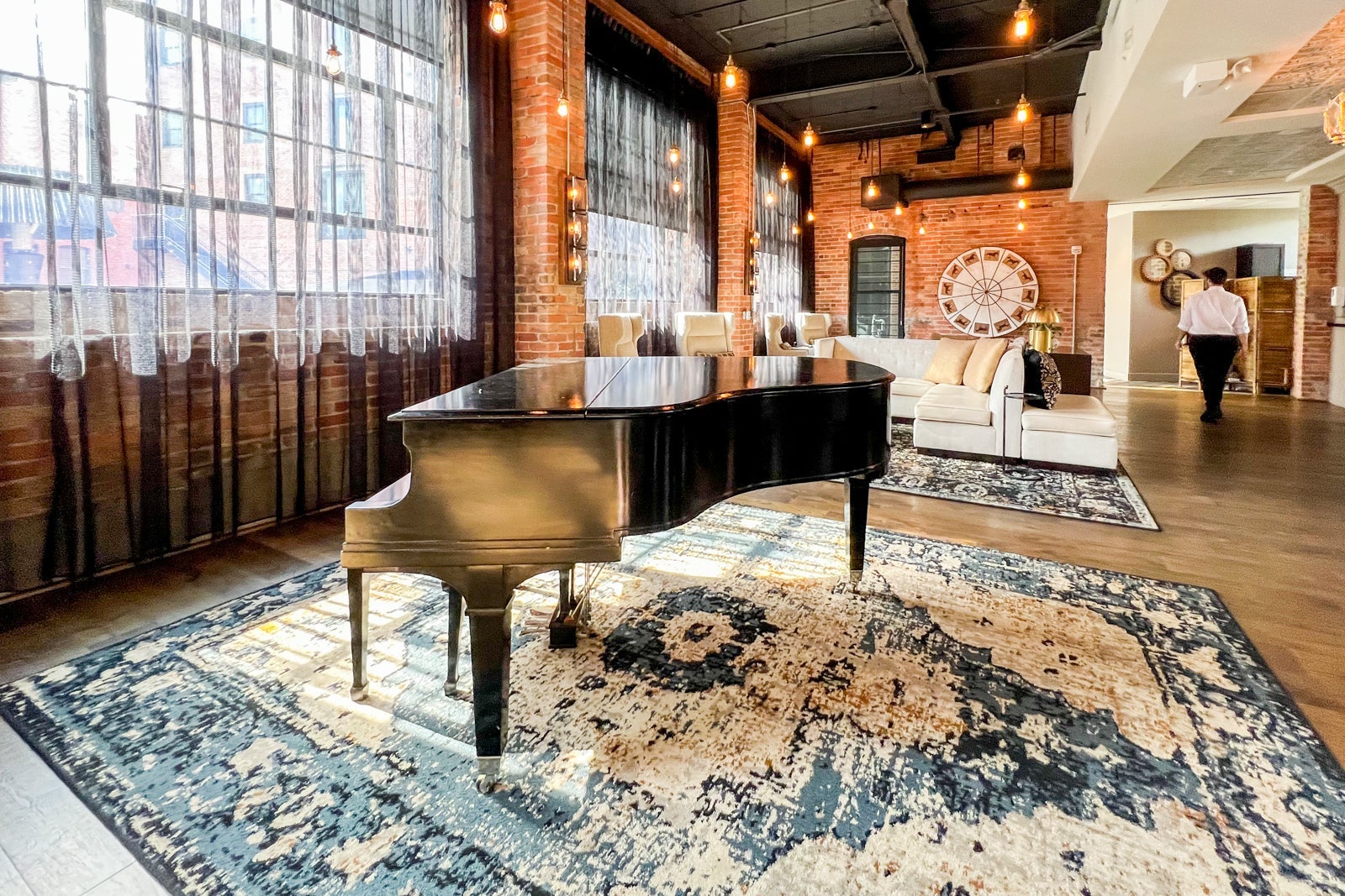 piano in lobby