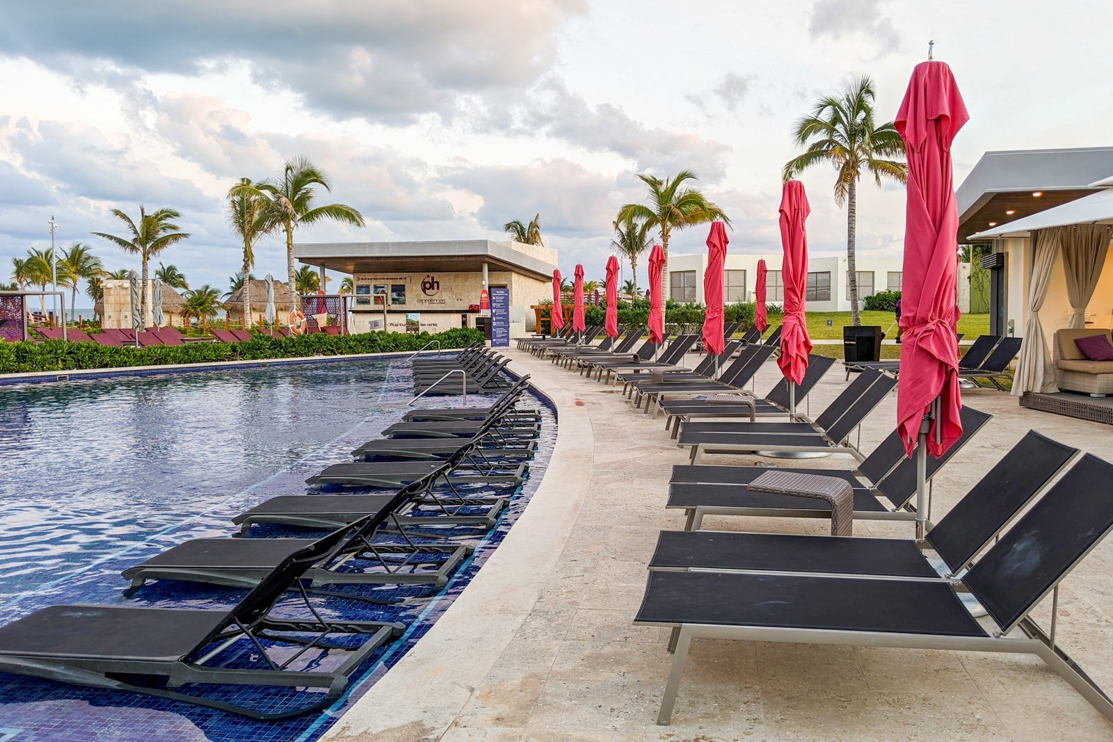 Planet Hollywood Cancun pool