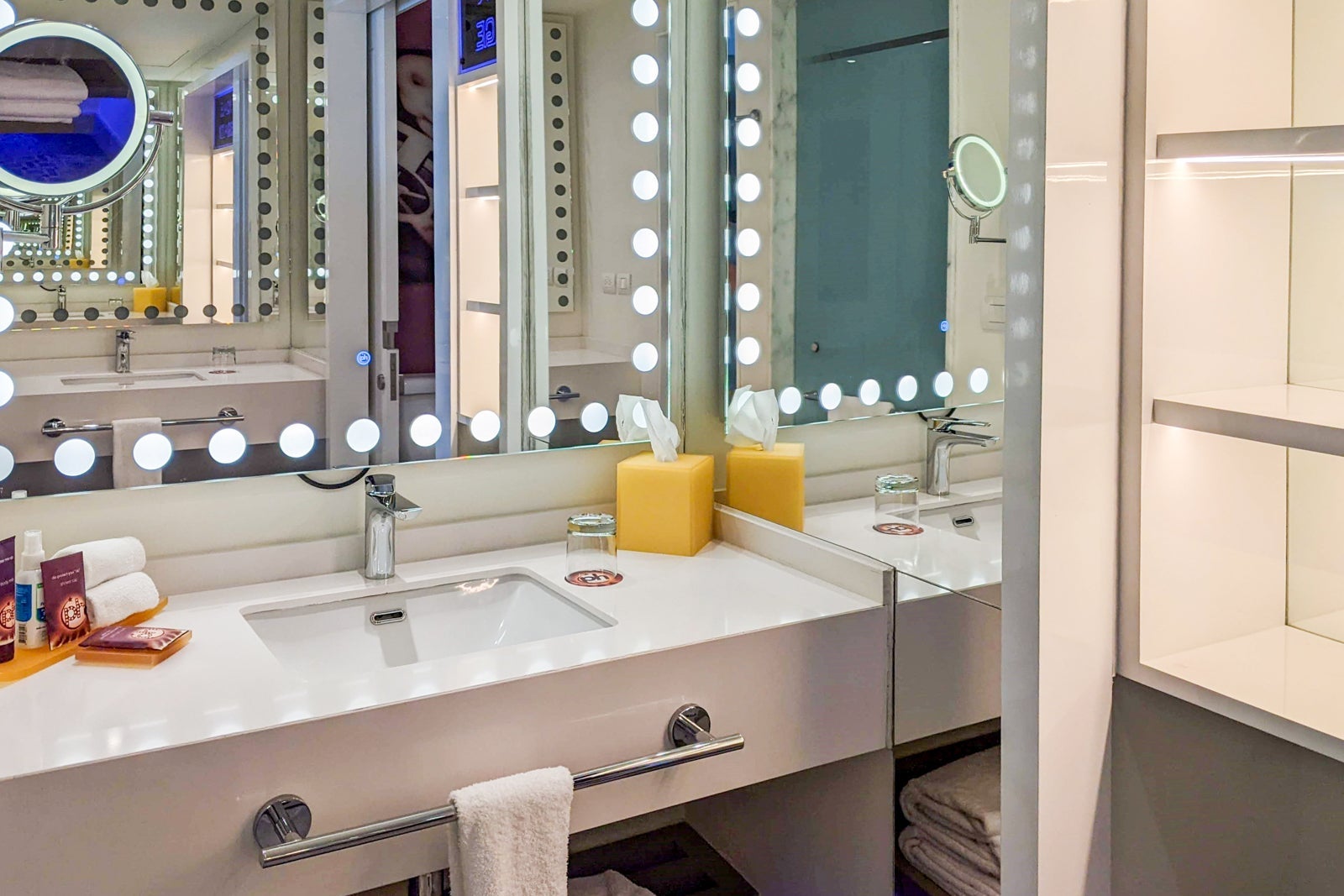 Planet Hollywood room bathroom