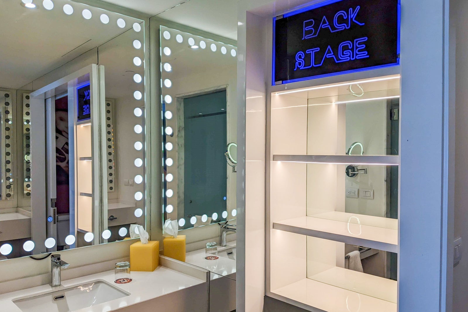 Planet Hollywood room bathroom