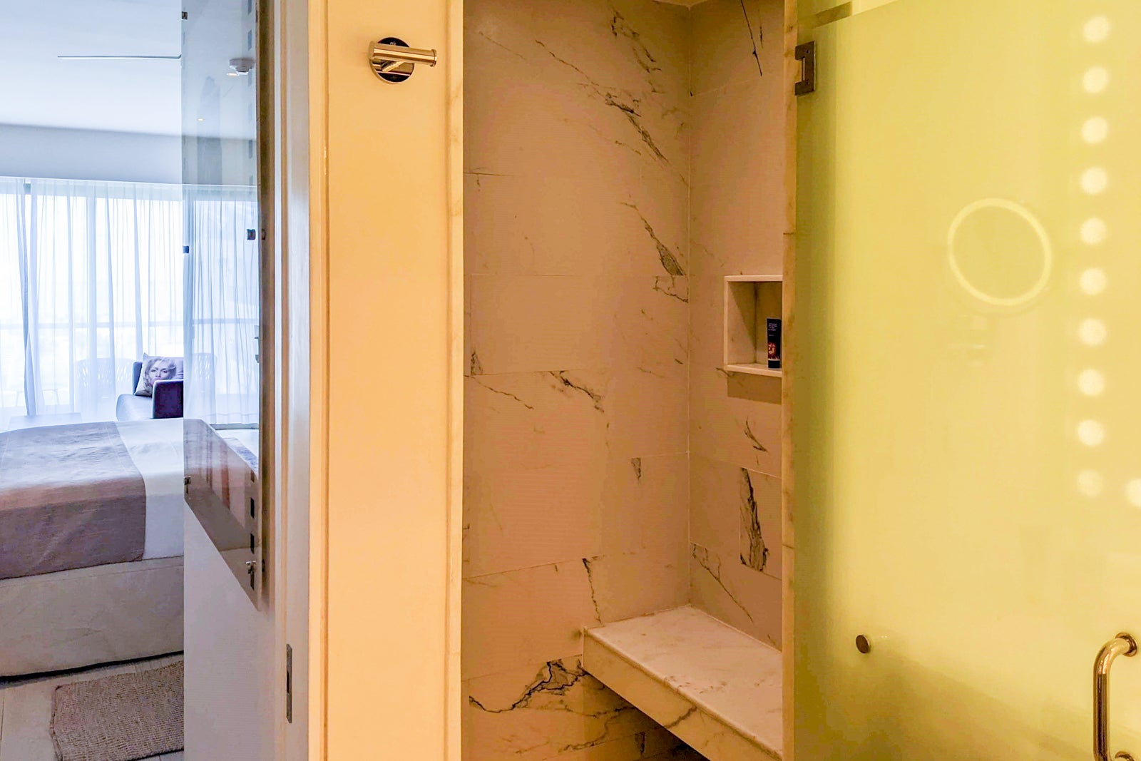 Planet Hollywood room bathroom