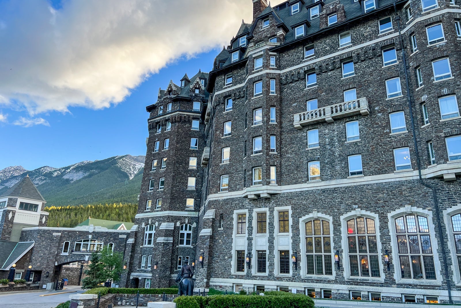 Why you should visit the Fairmont Banff Springs — but maybe skip spending  the night - The Points Guy, image size:1600x1067