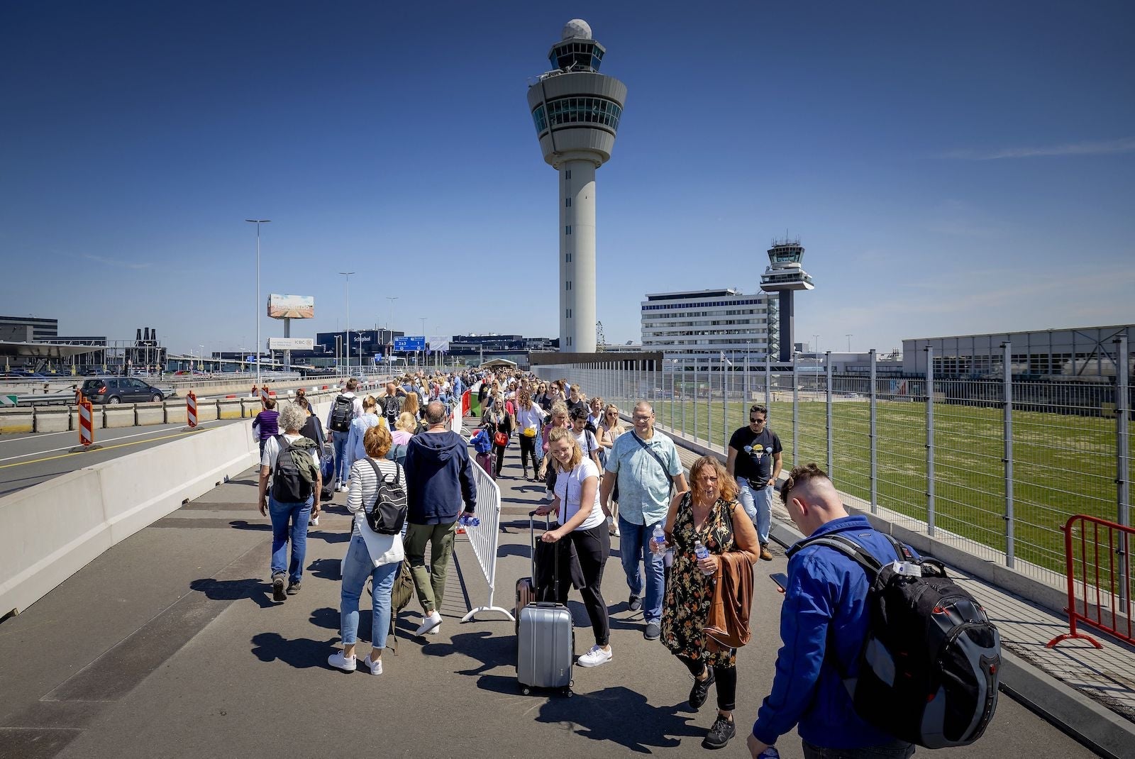amsterdam schiphol passengers wait ouside