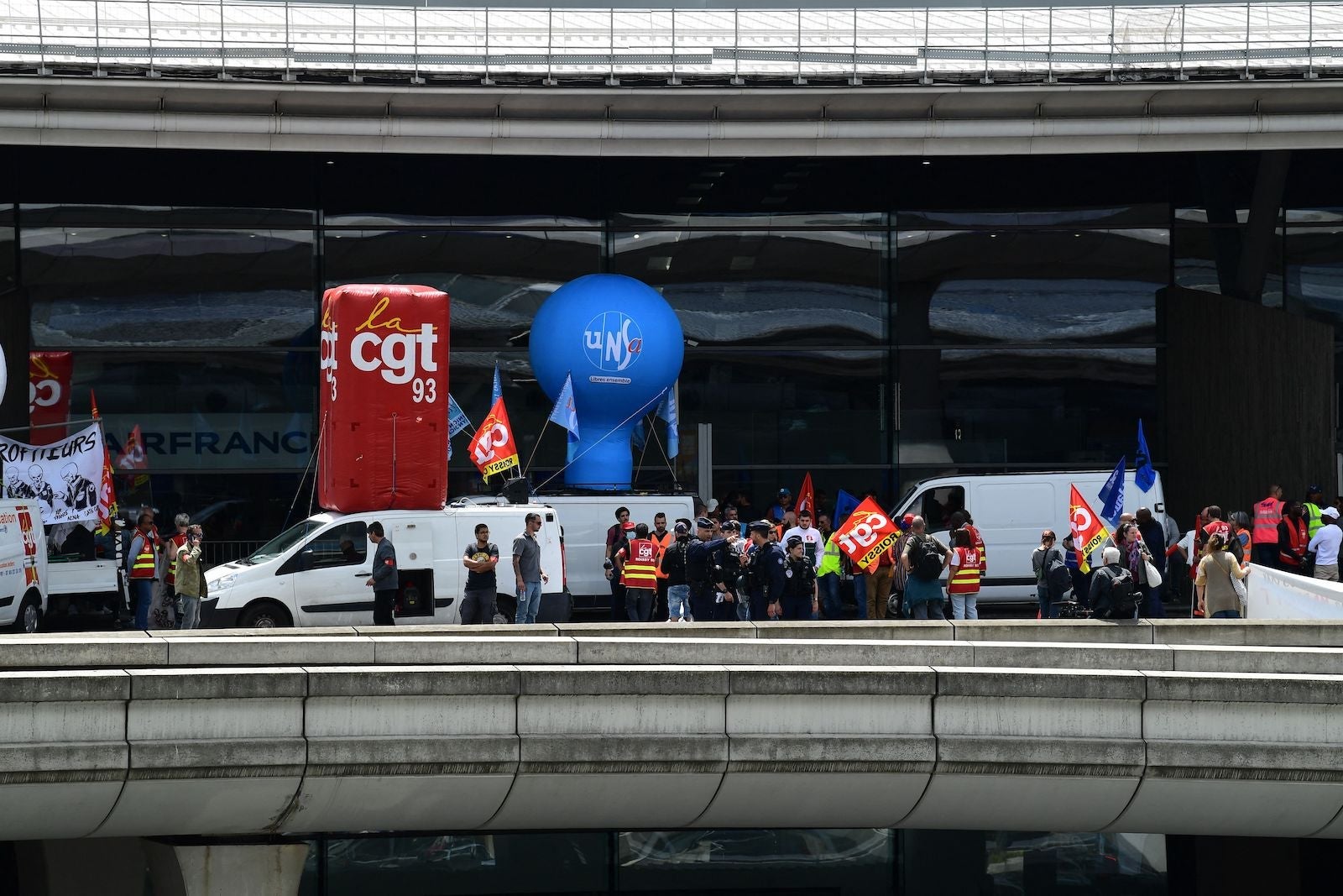 protest charles de gaulle airport
