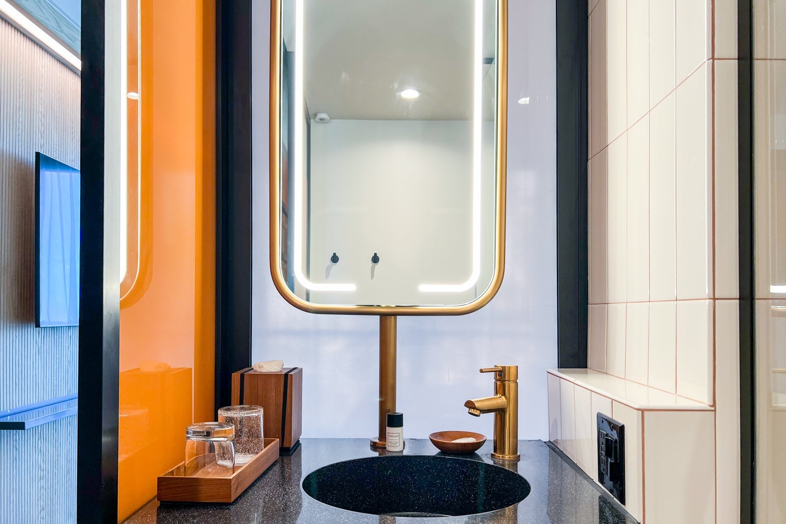 Tommie Hollywood bathroom