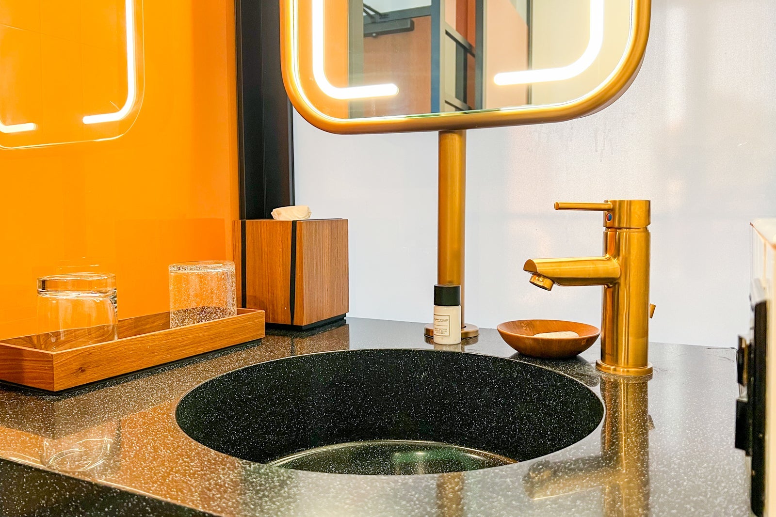 Tommie Hollywood bathroom