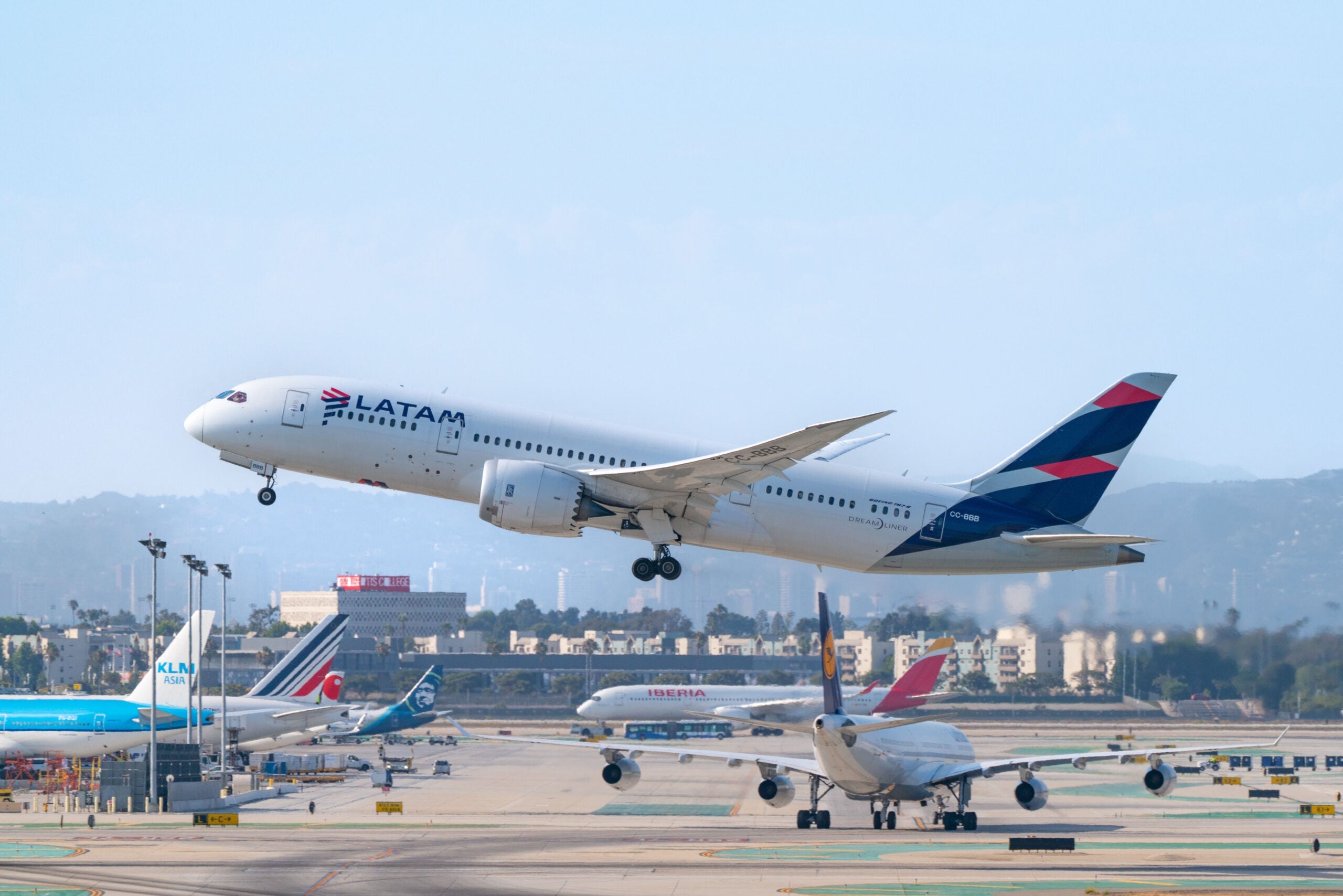 LATAM Boeing 787 taking off from Los Angeles International Airport
