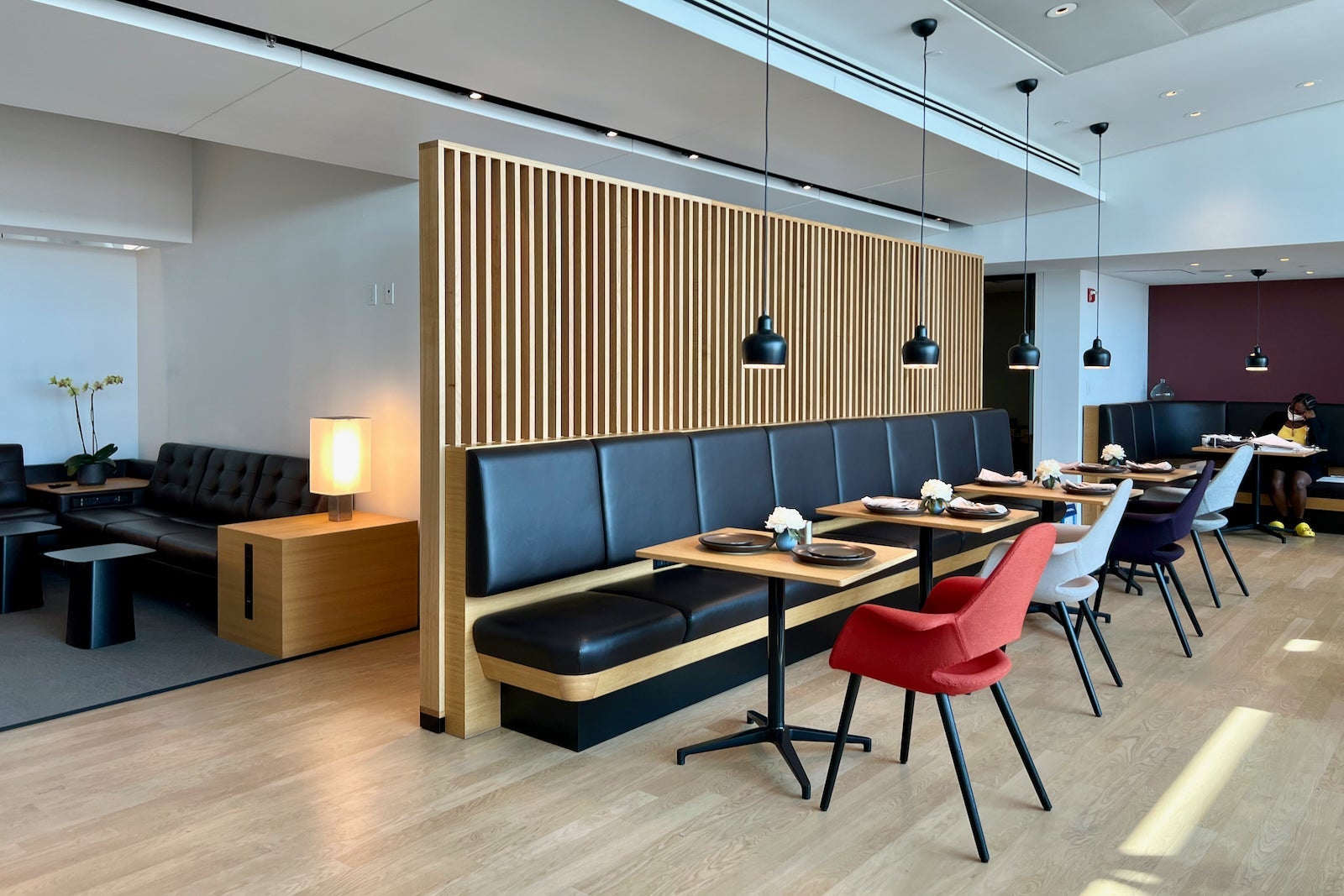 inside wingtips lounge