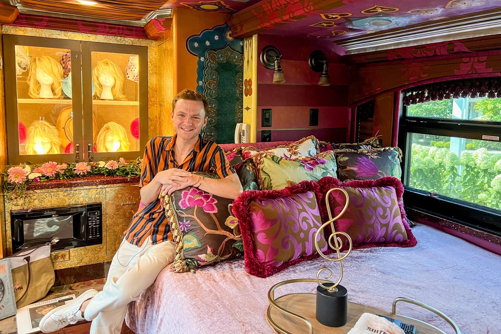 Dolly Parton's Tour Bus Converted Into Luxury Hotel Suite Dolly Parton's Tour Bus Converted Into Luxury Hotel Suite