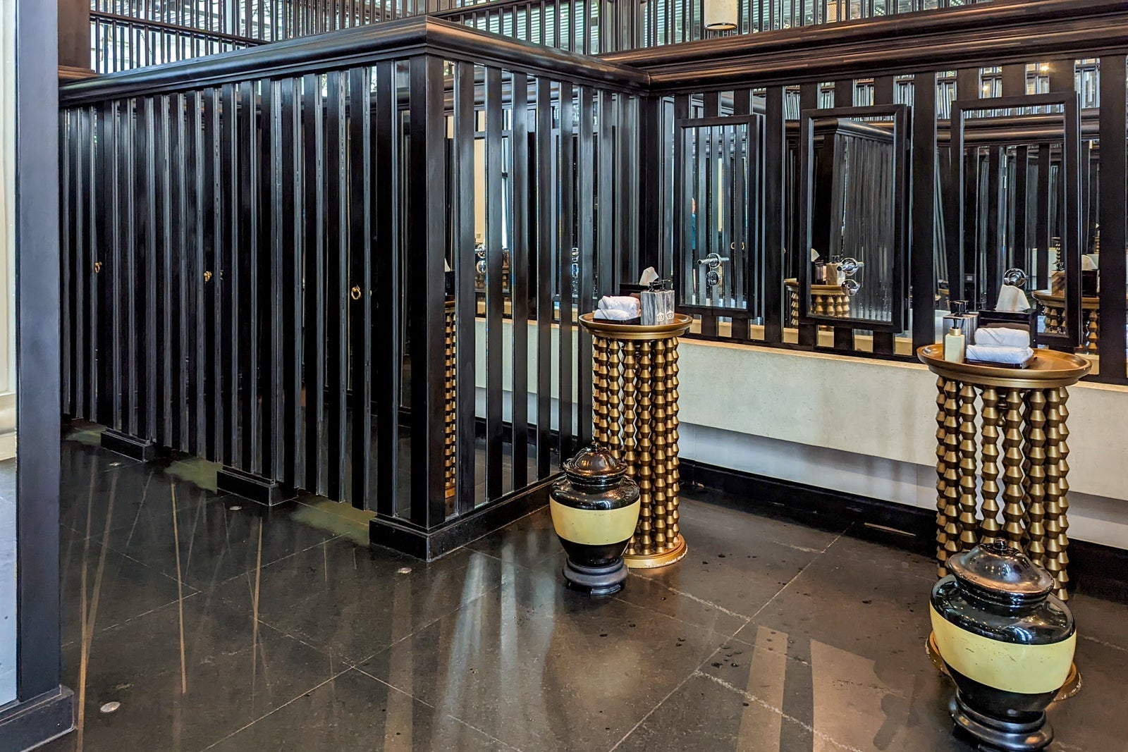 InterContinental Danang Long Bar bathroom