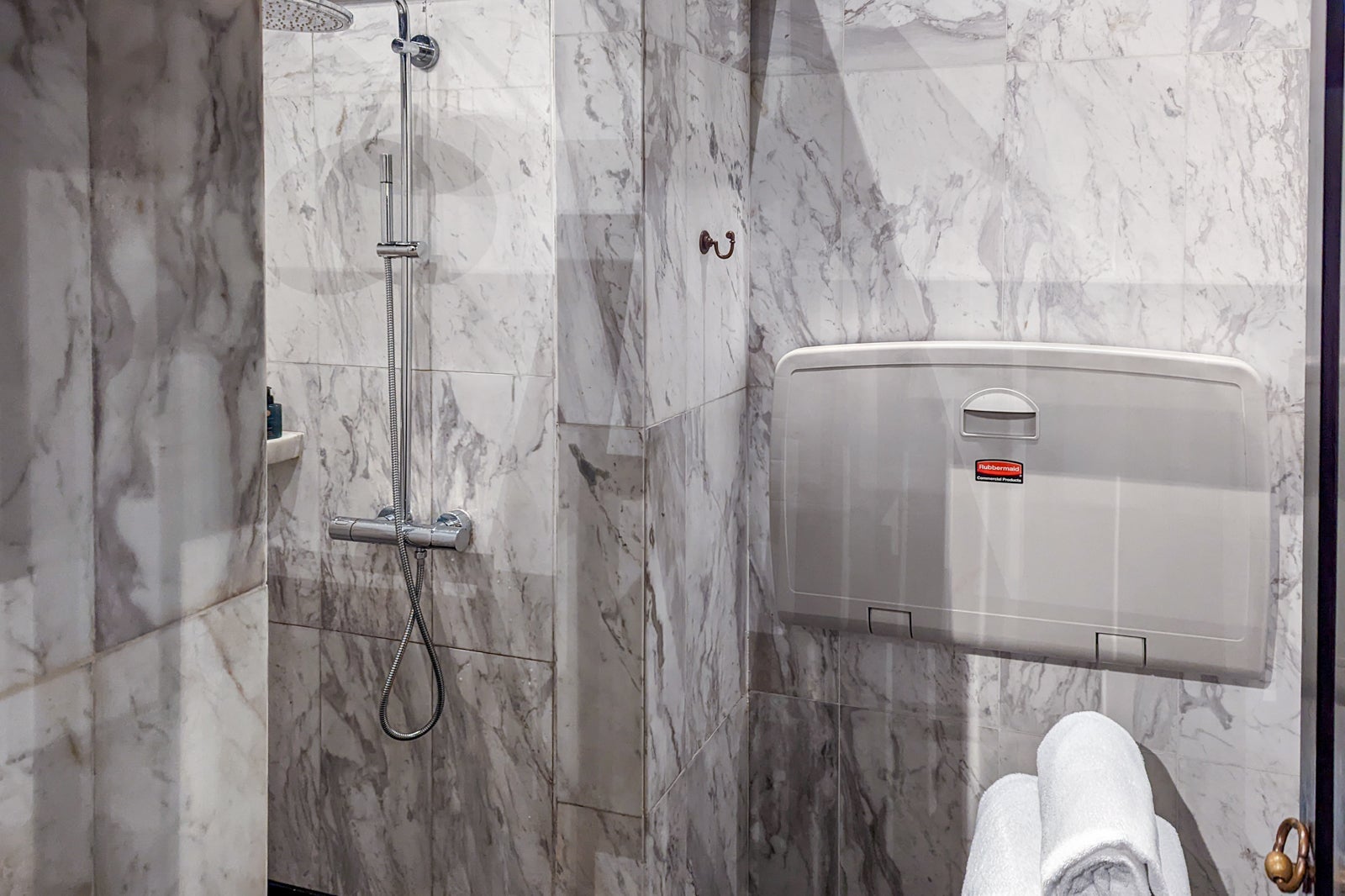 InterContinental Danang Long Bar bathroom