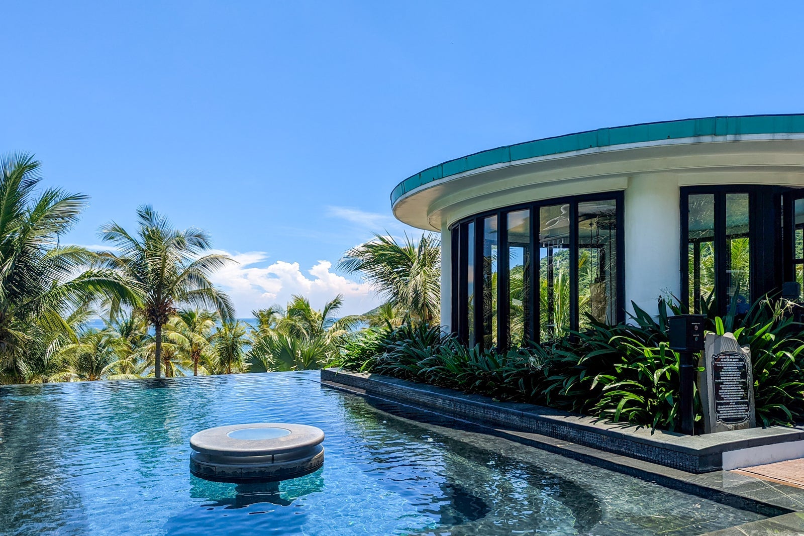 InterContinental Danang Long Bar pool