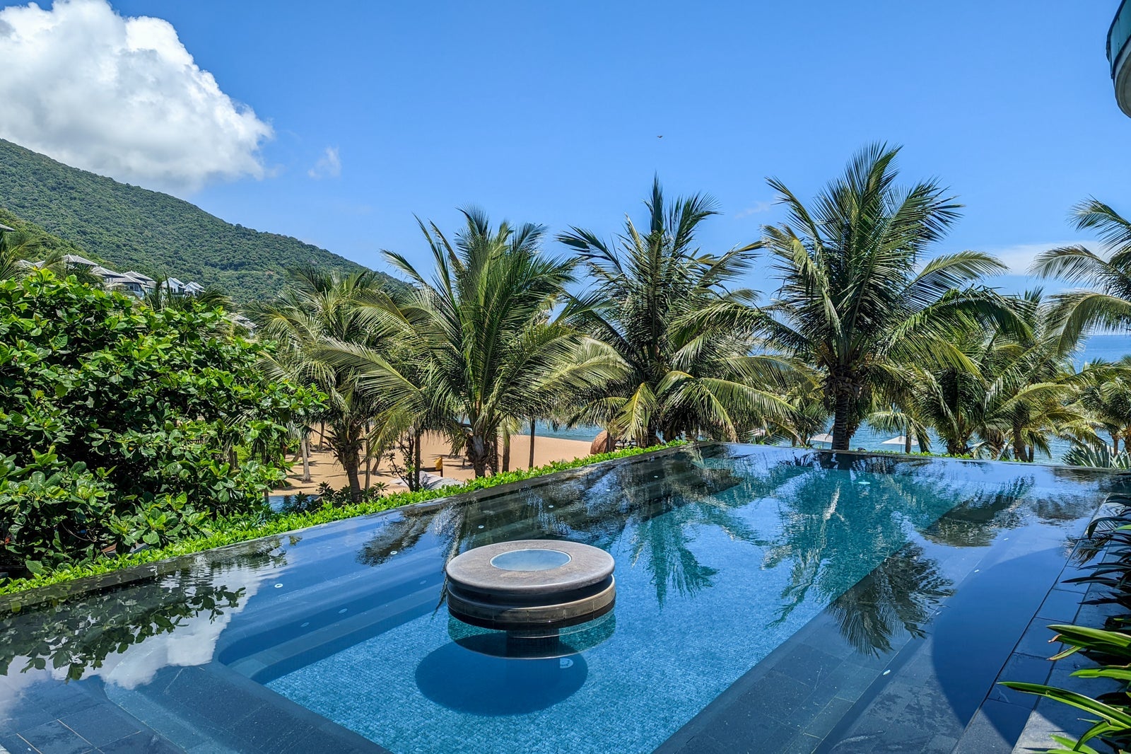 InterContinental Danang Long Bar pool