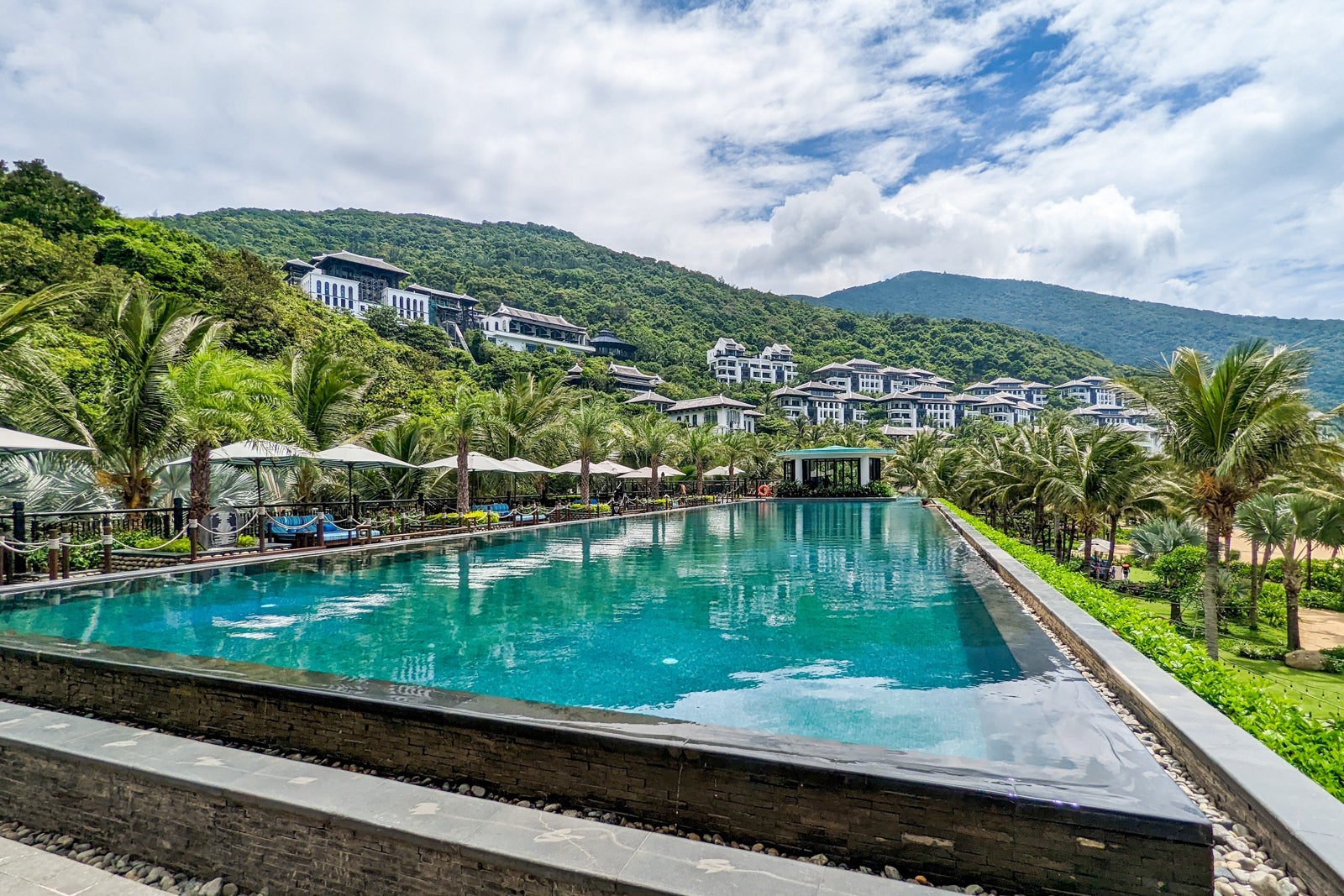 InterContinental Danang Long Bar pool