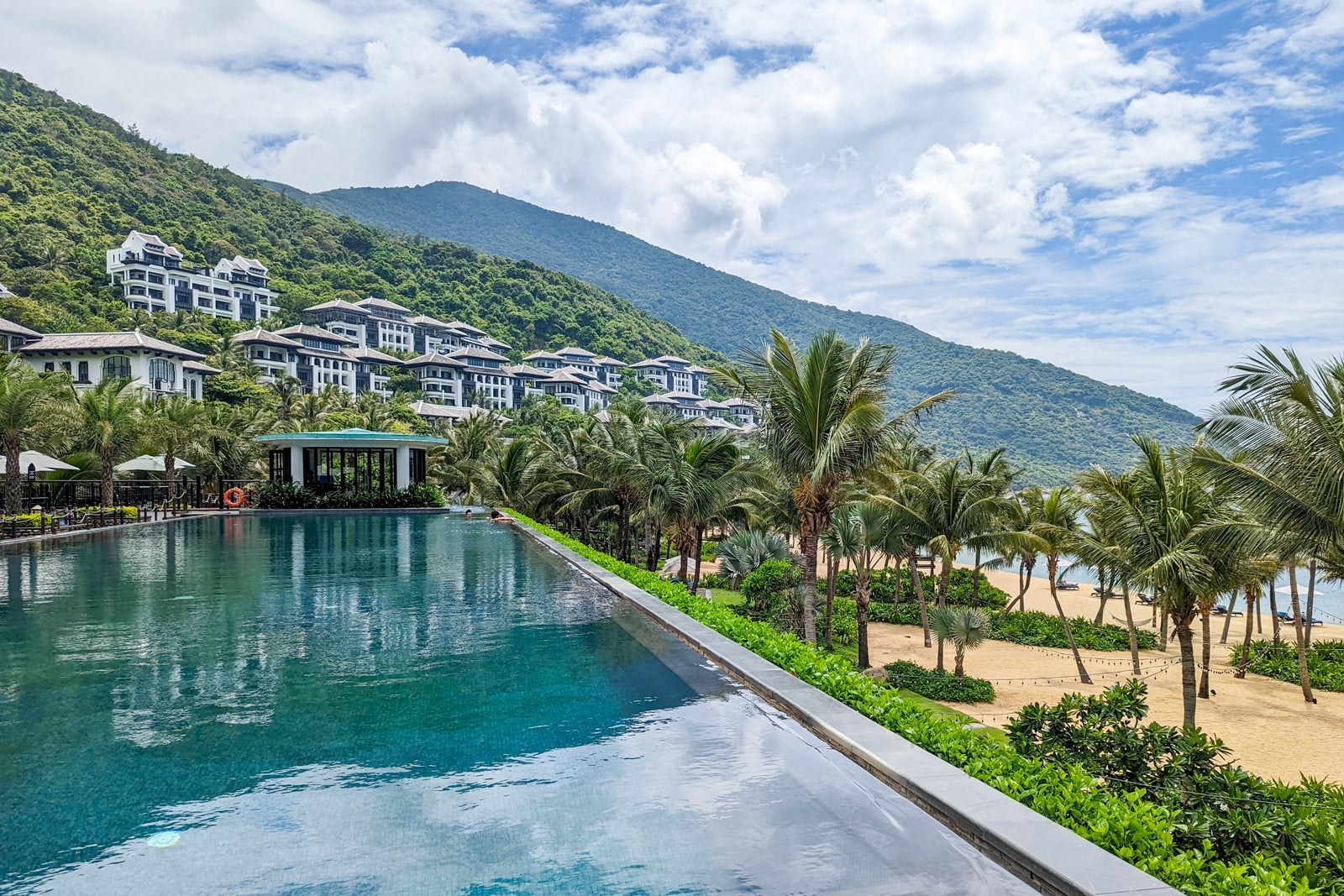 InterContinental Danang Long Bar pool