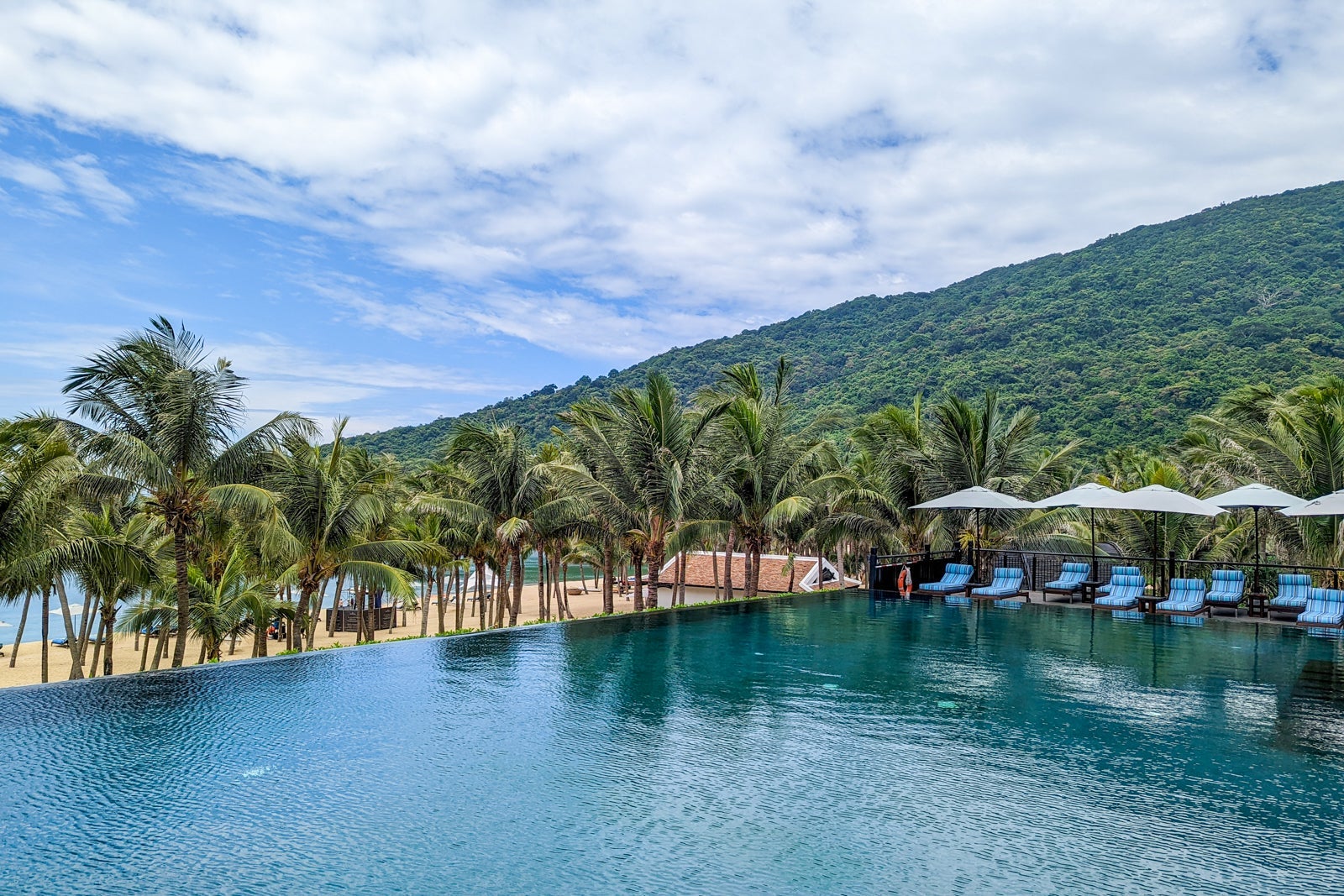 InterContinental Danang Long Bar pool