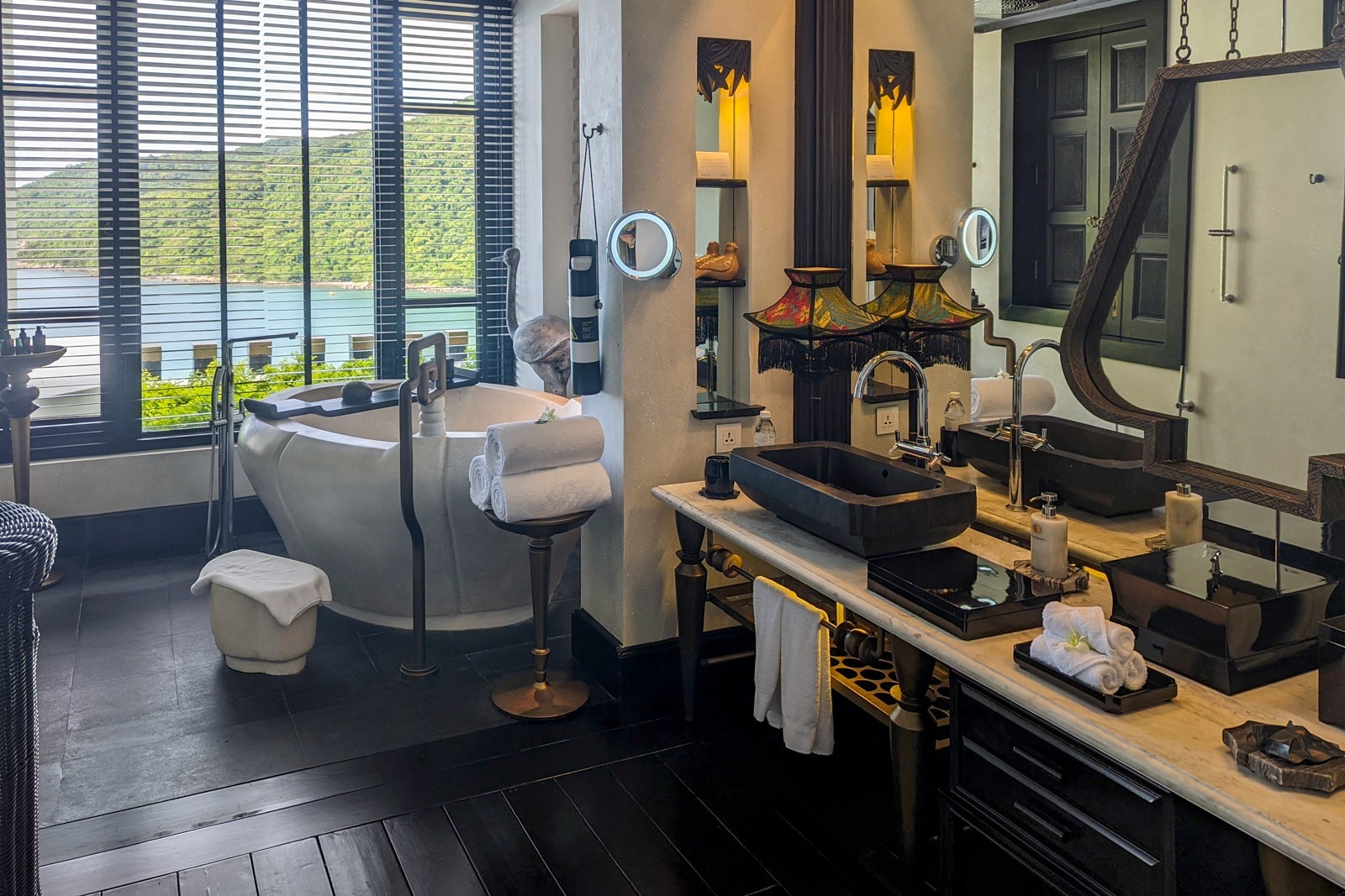 Balcony for InterContinental Danang bathroom