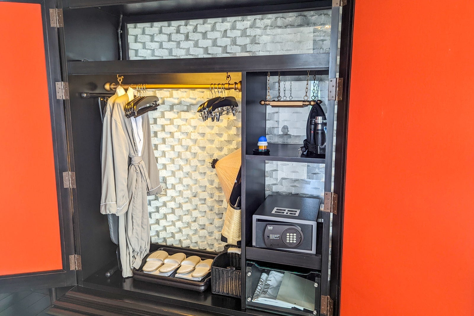 InterContinental Danang closet