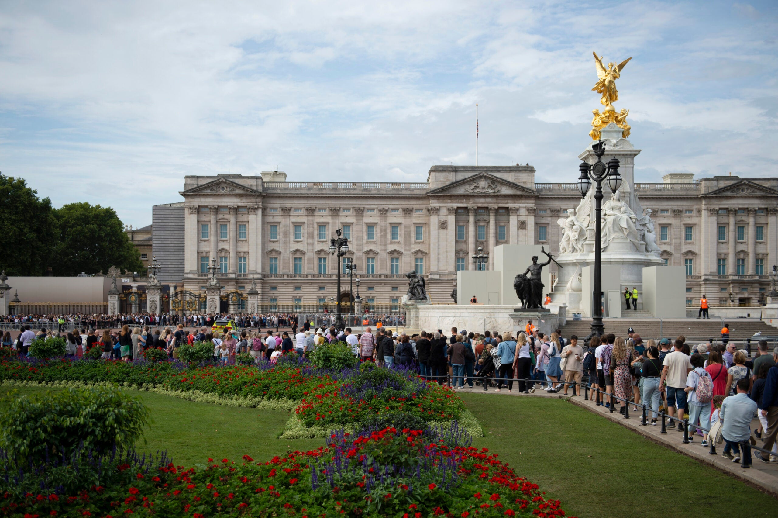 Crowds outside of Buckingham Palace