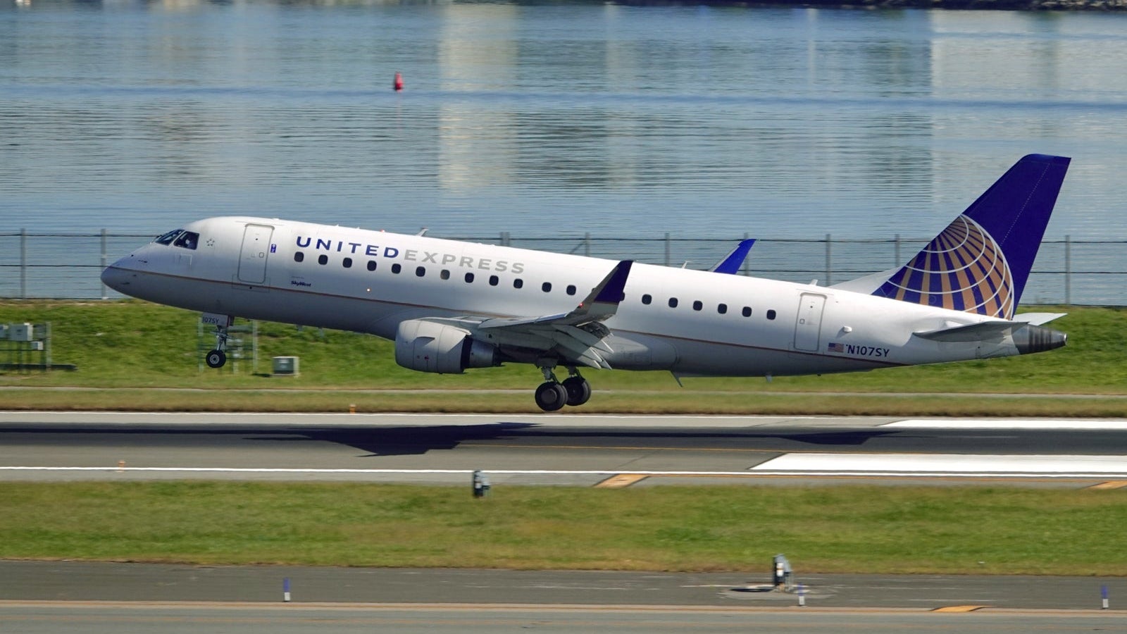 United Embraer E175