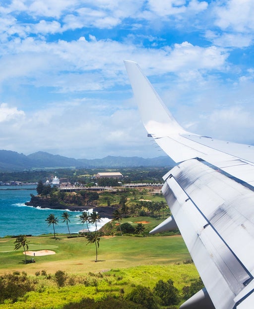 A plane flies into Lihue airport