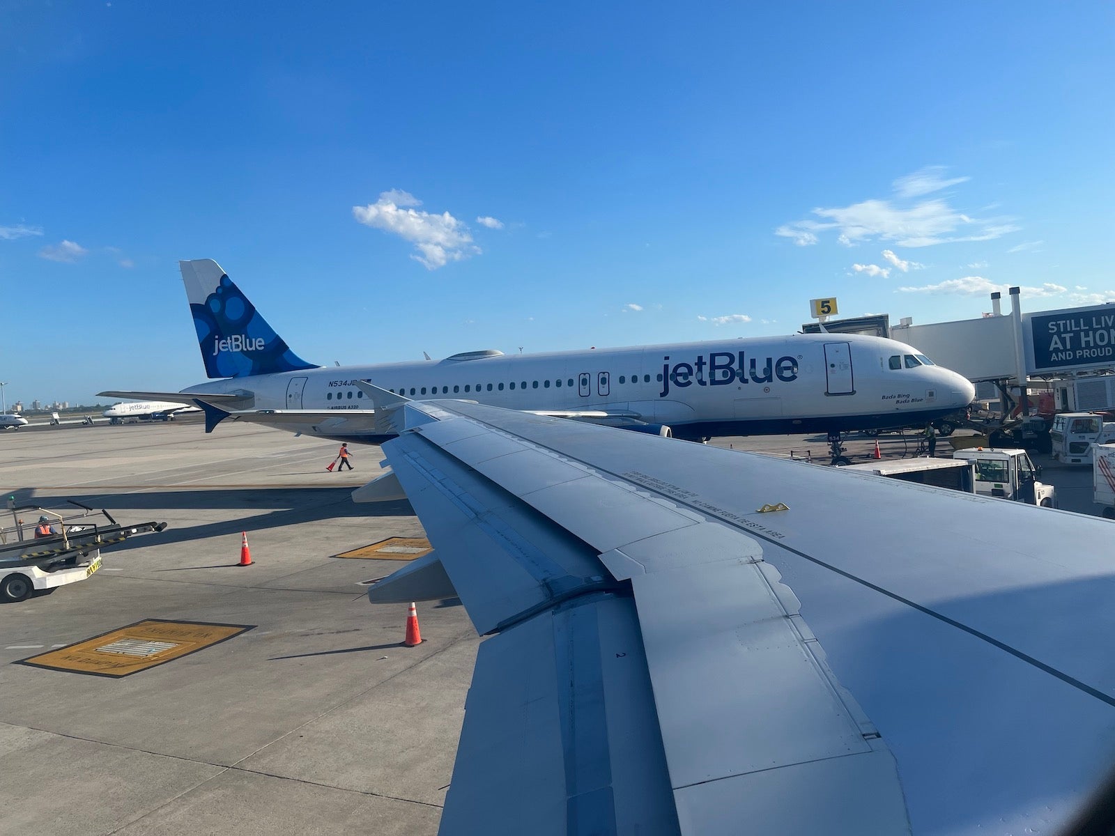 jetblue plane at jfk