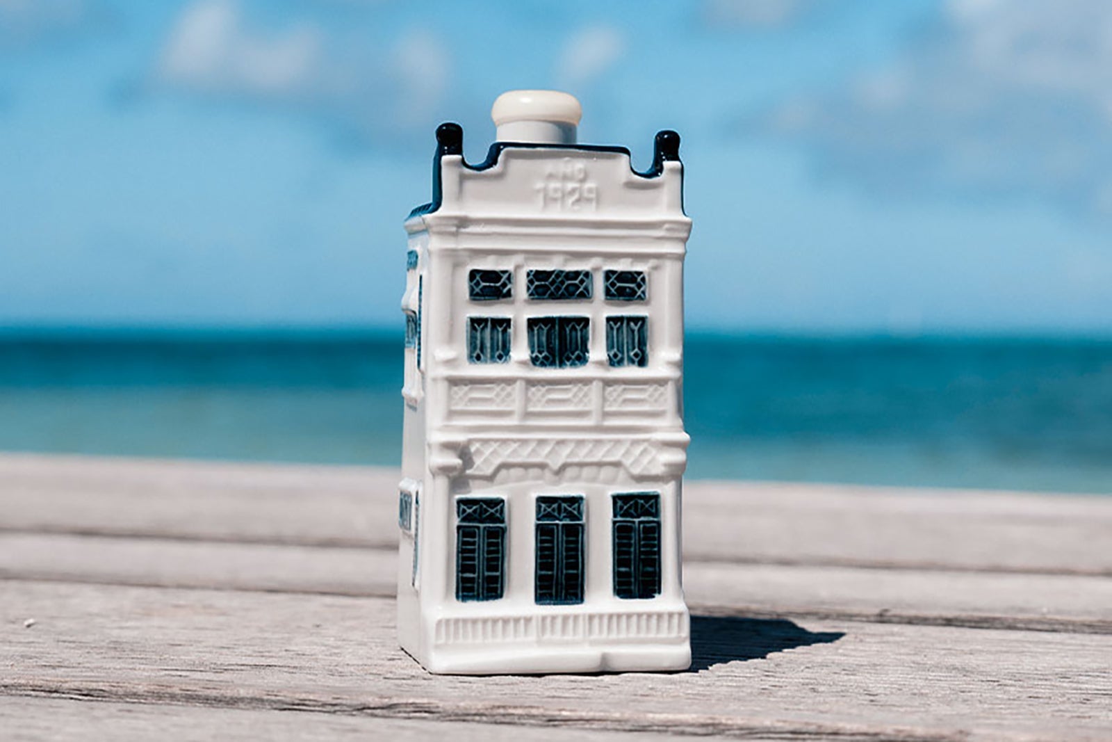 The newest airline collectible is out: KLM's Delftware miniature