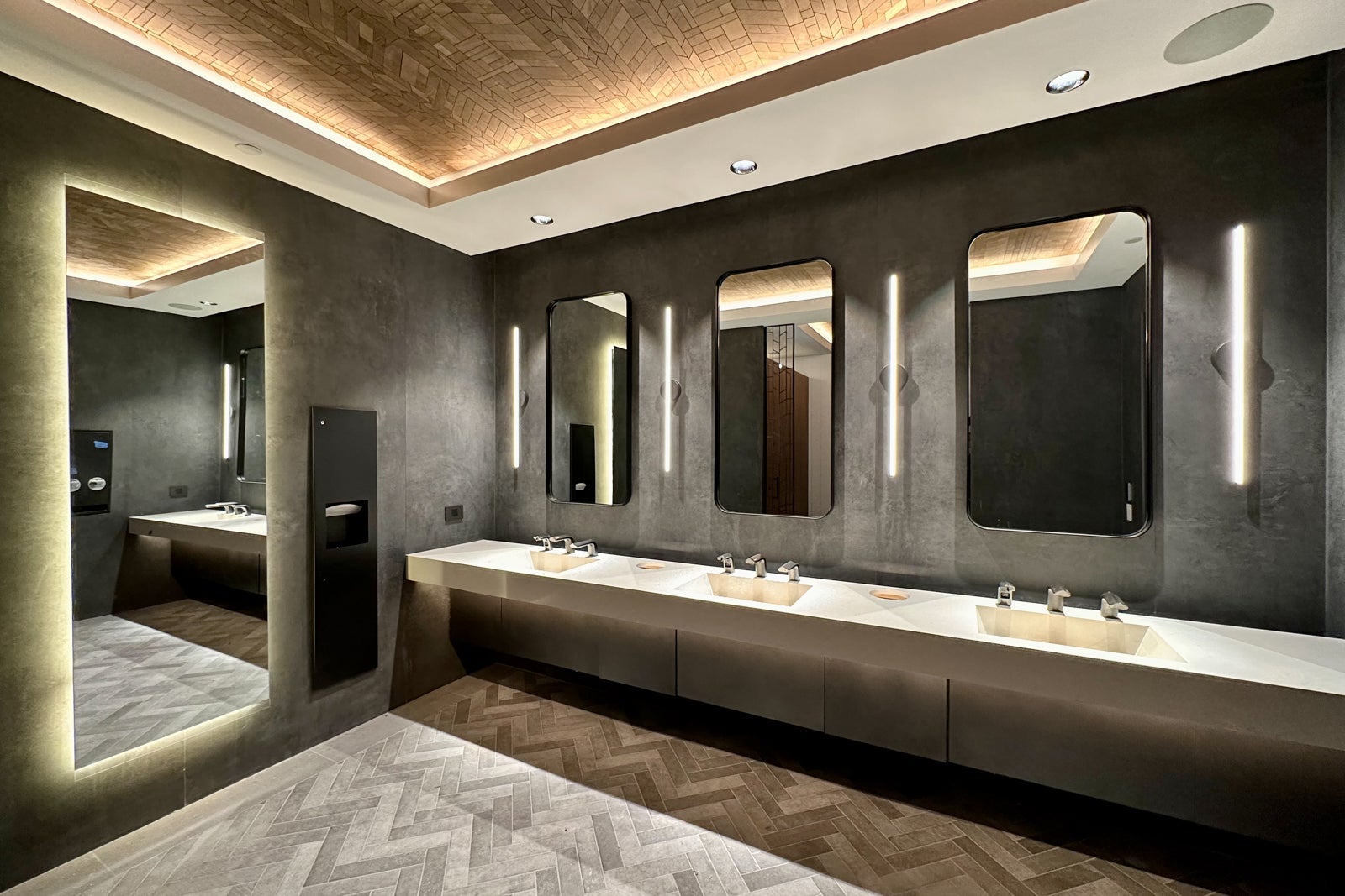 Admirals Club bathroom