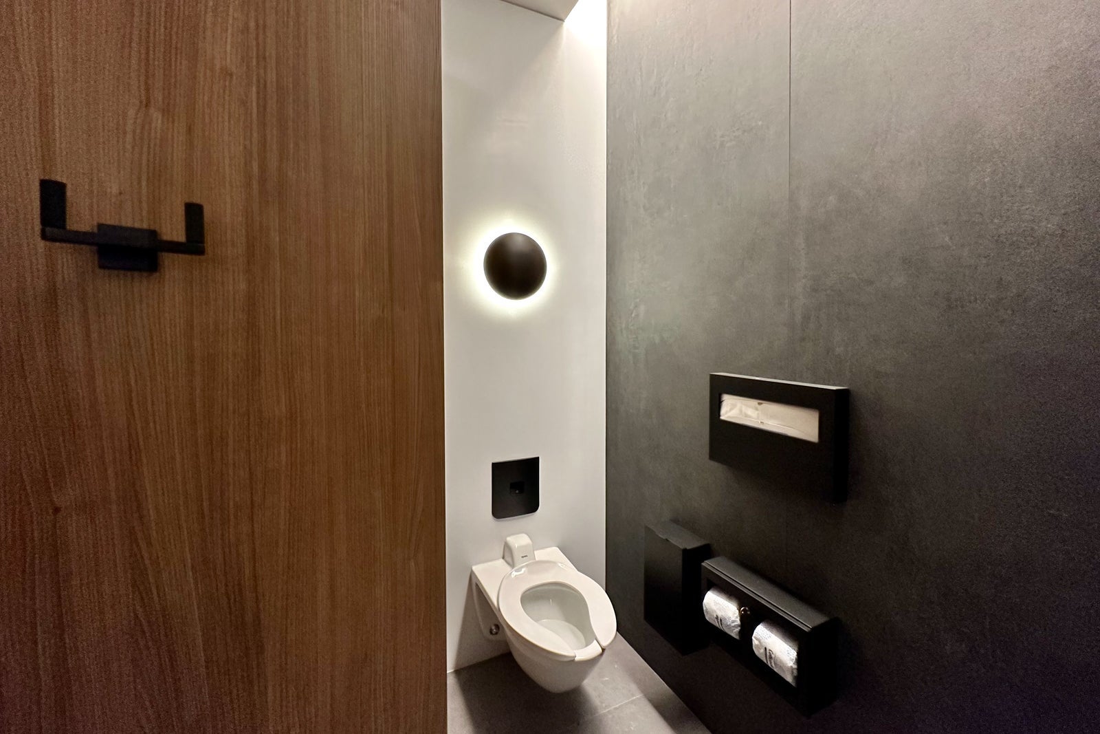 Admirals Club bathroom