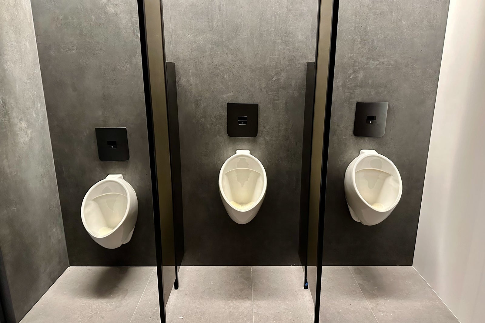 Admirals Club bathroom