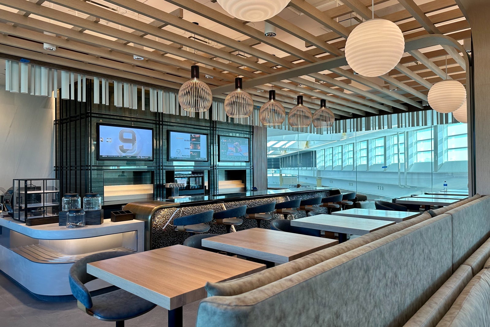 Admirals Club DCA seating