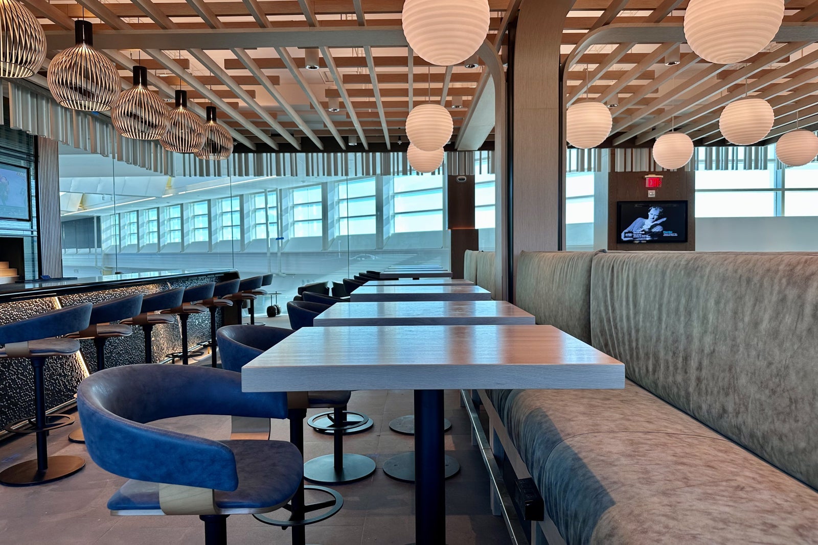 Admirals Club DCA seating