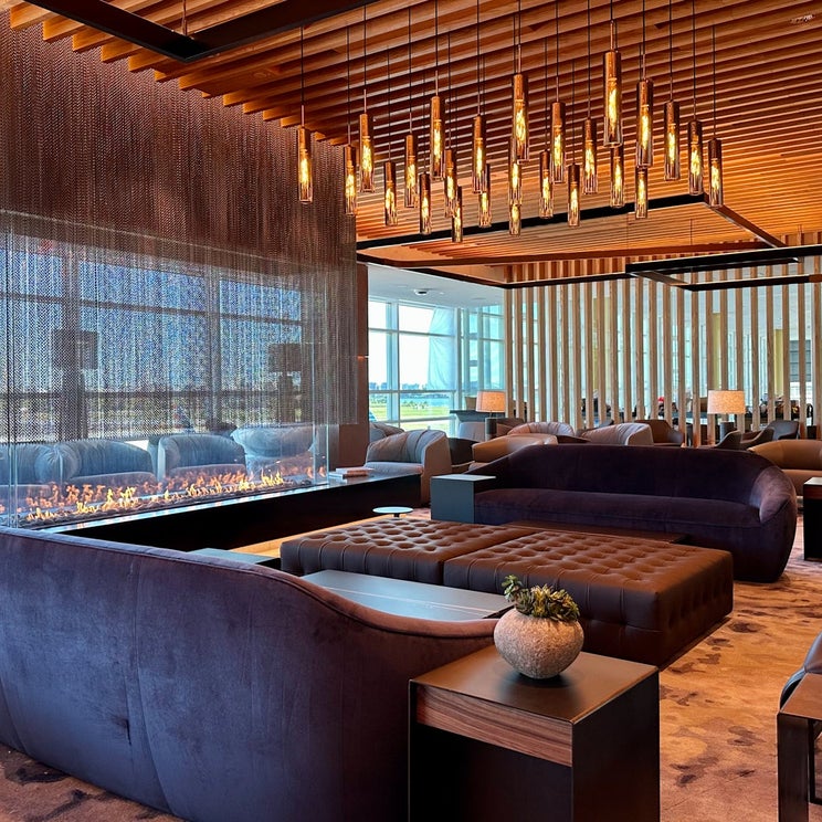 How to access American Airlines Admirals Club lounges