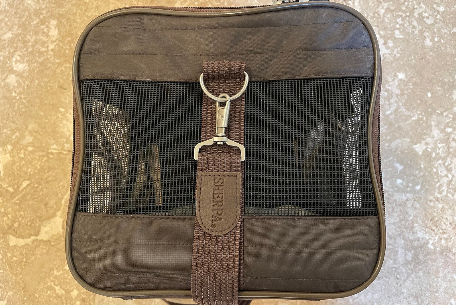 Quality straps and clasps on the Sherpa Original Deluxe pet carrier