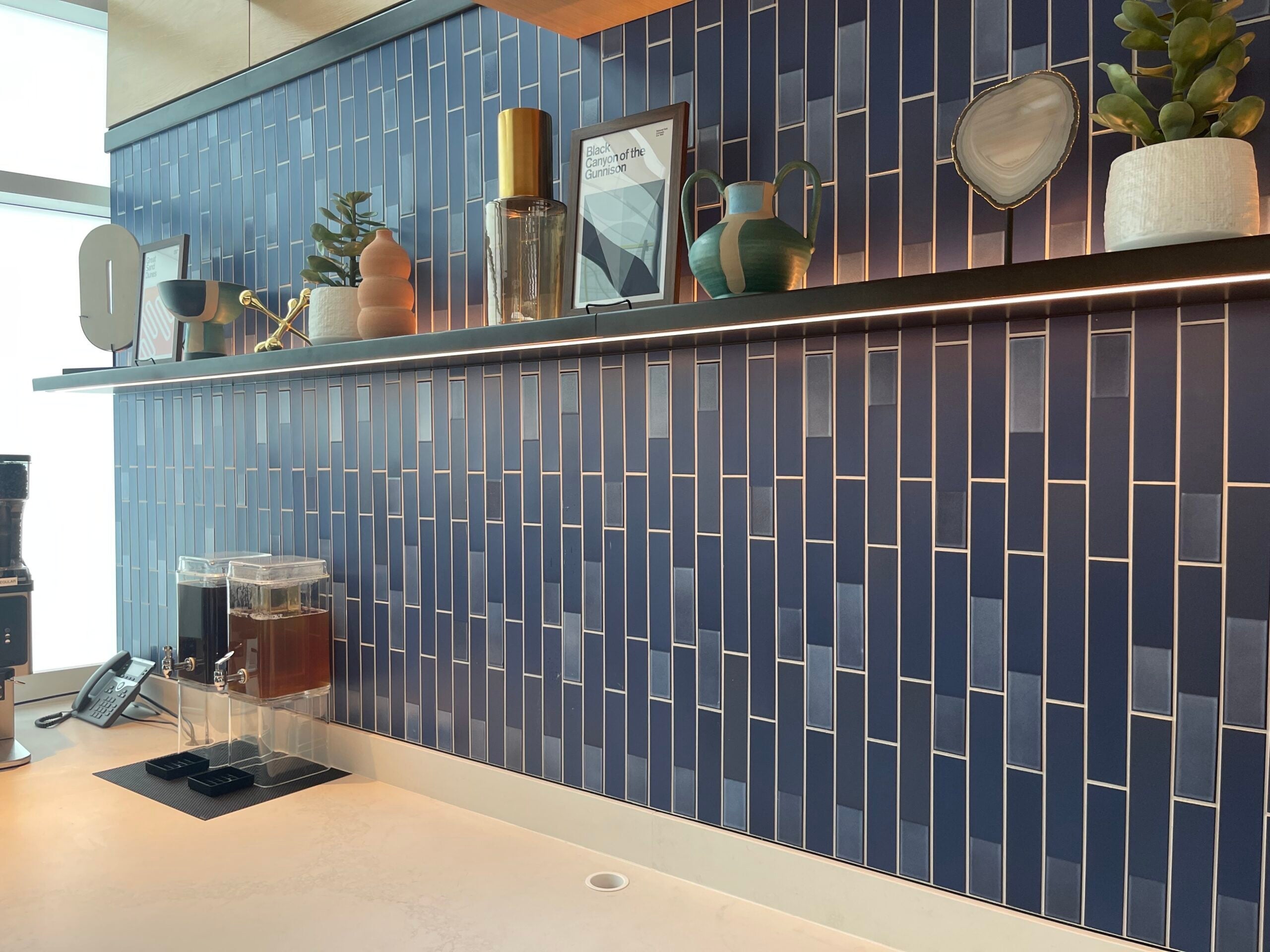 United Club Fly decor