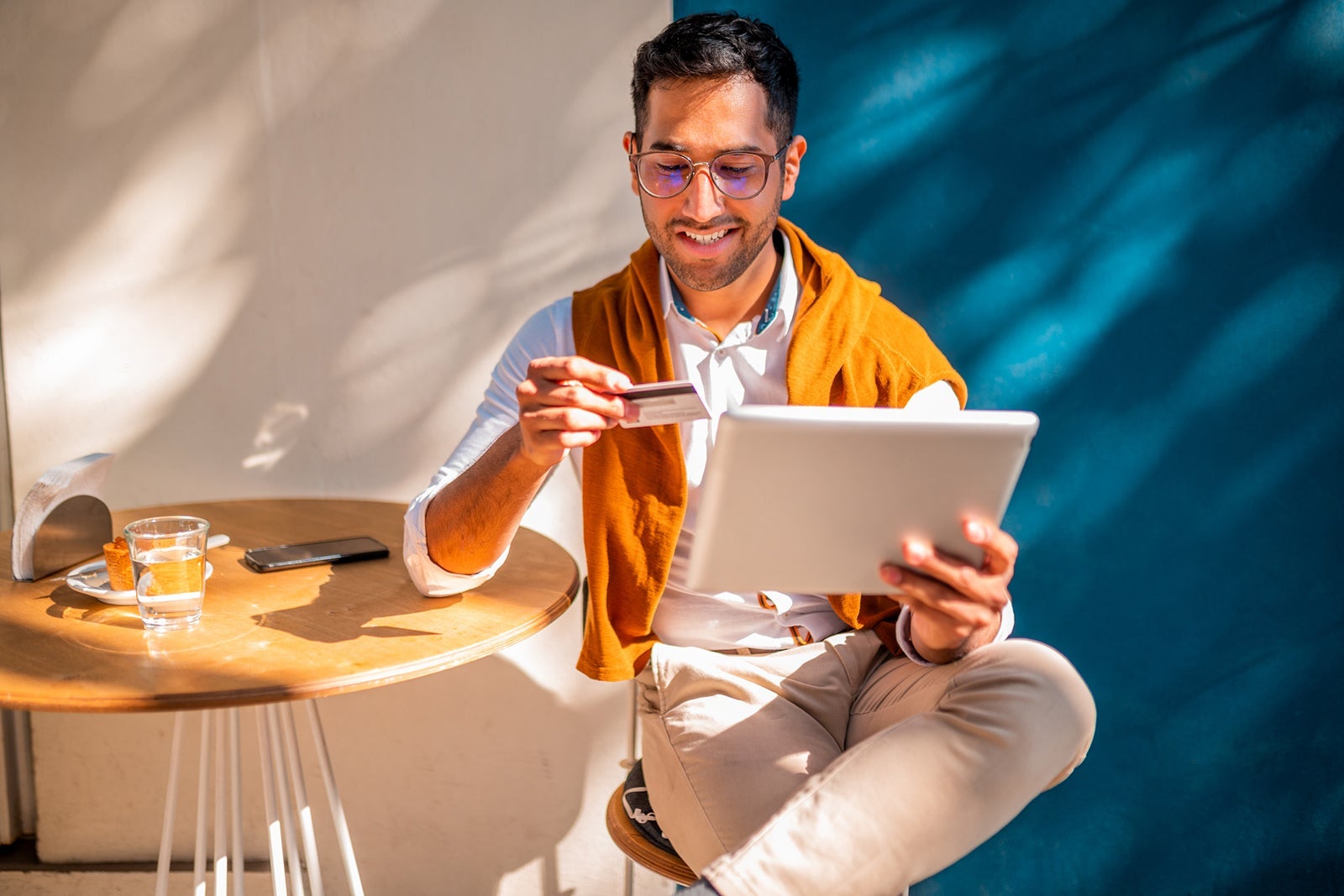 A person who grasps laptop and credit card
