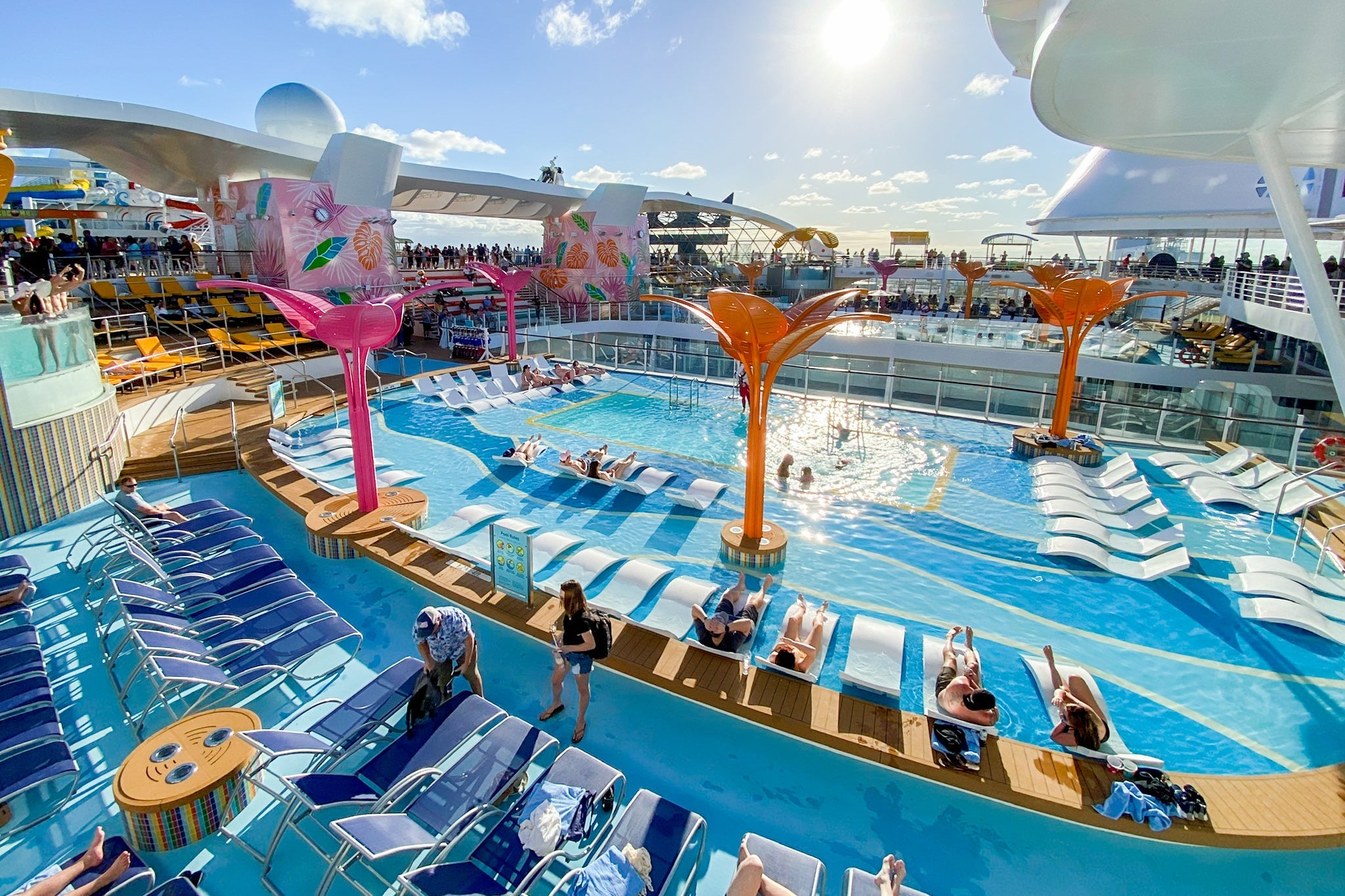 Wonder of the Seas pool deck