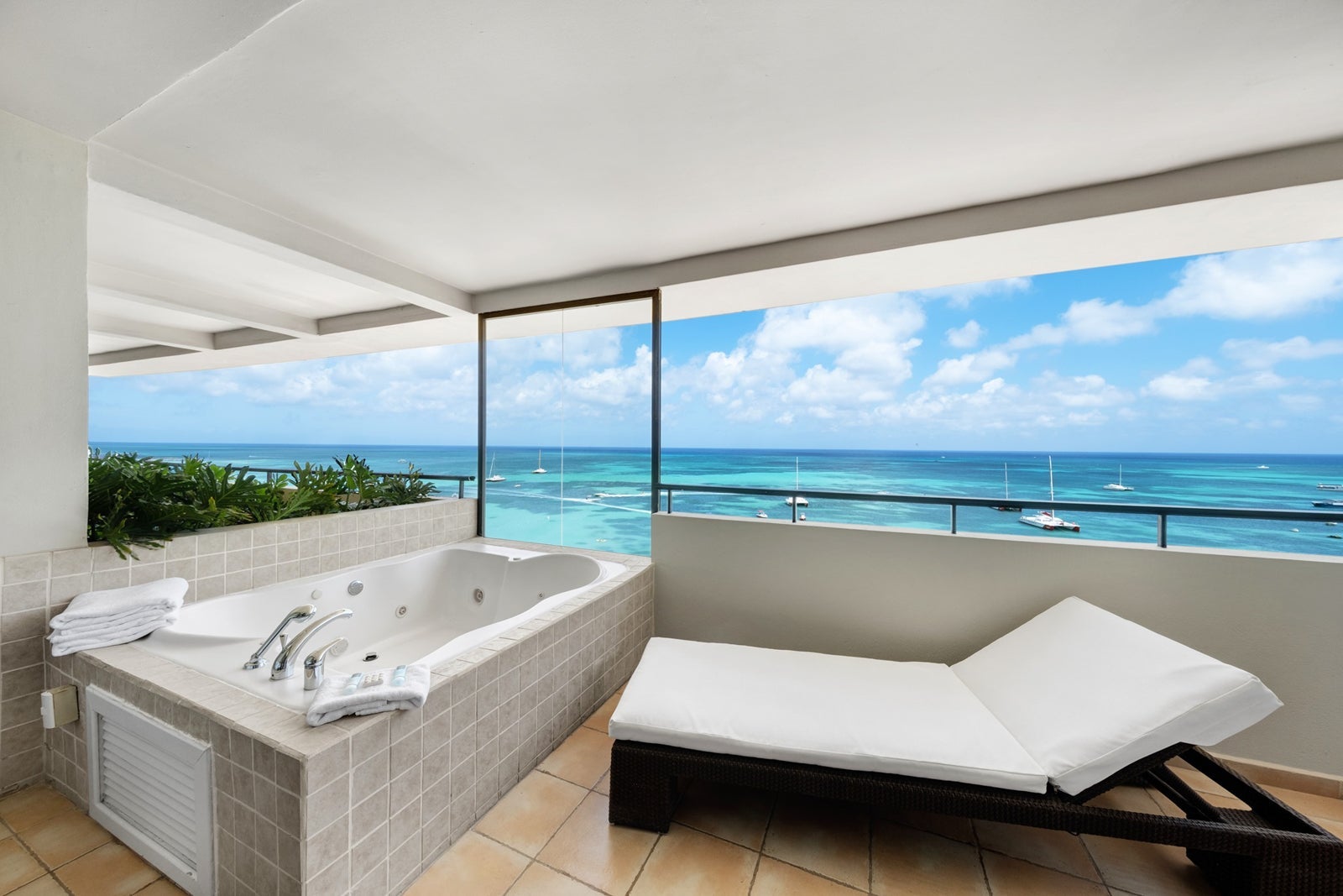 Barceló Aruba outdoor jacuzzi